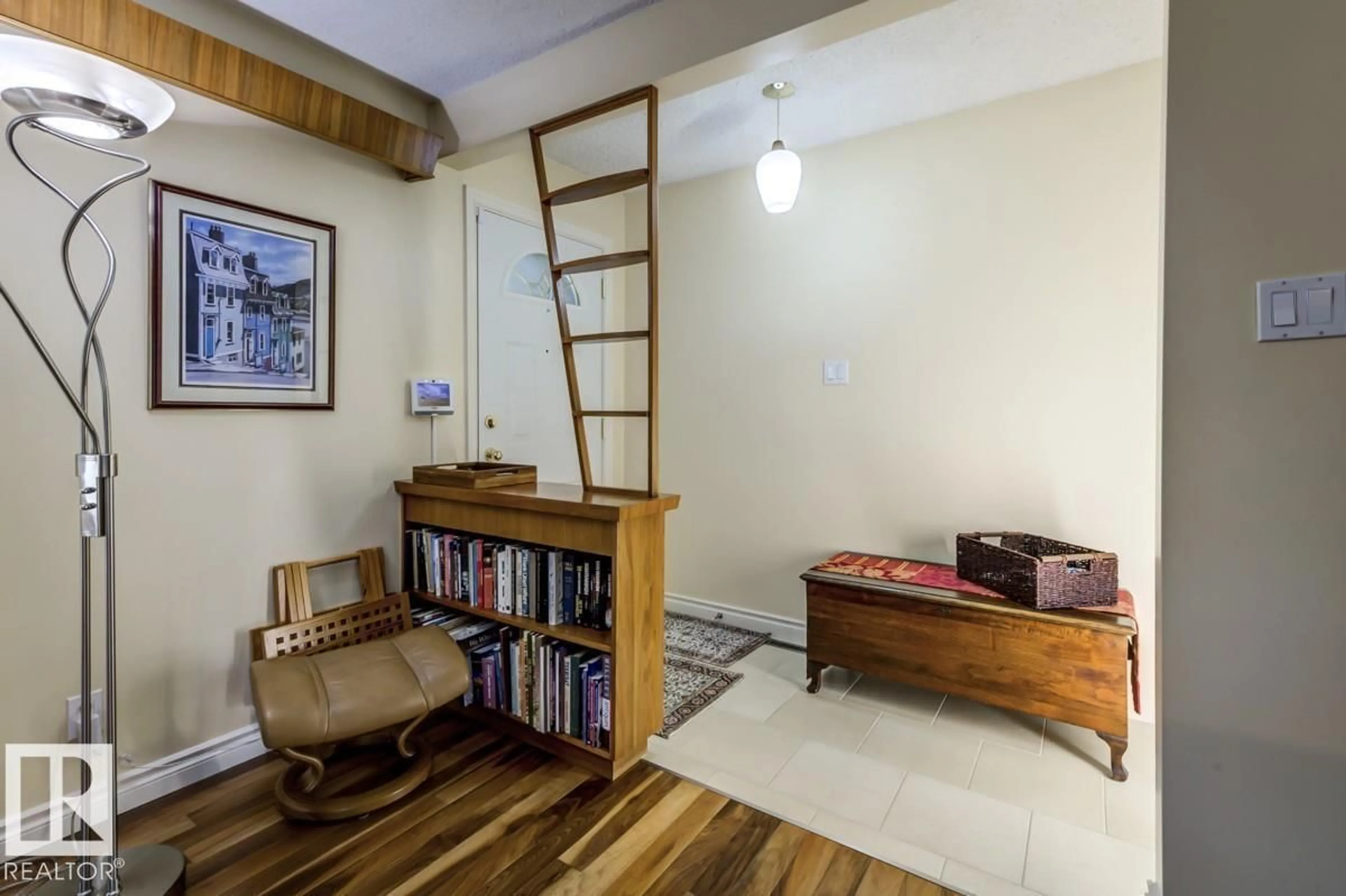 Indoor foyer for NW - 4316 117 ST, Edmonton Alberta T6J1T8