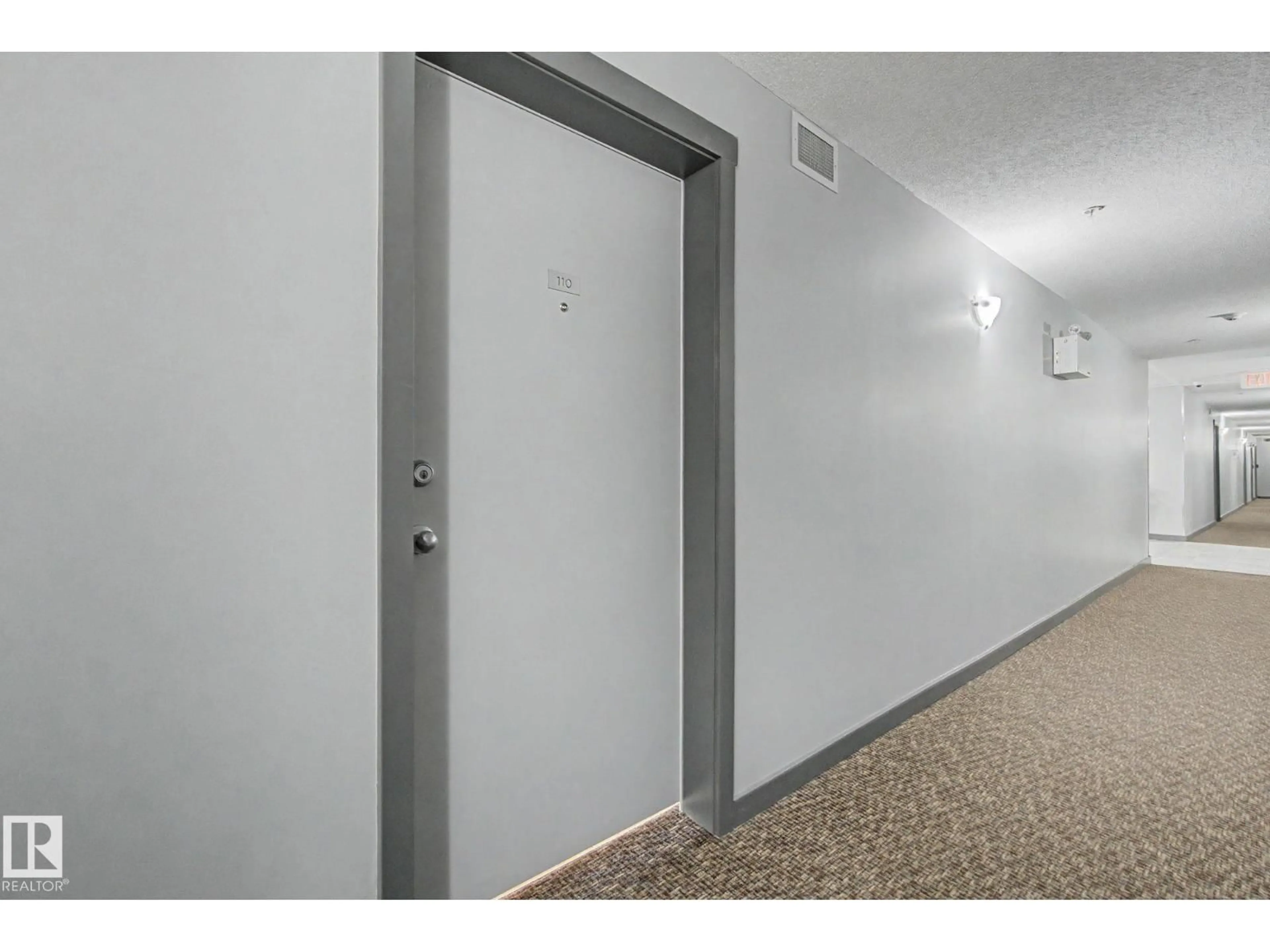 Indoor foyer for 5370 - 110 CHAPPELLE RD SW, Edmonton Alberta T6W3L5