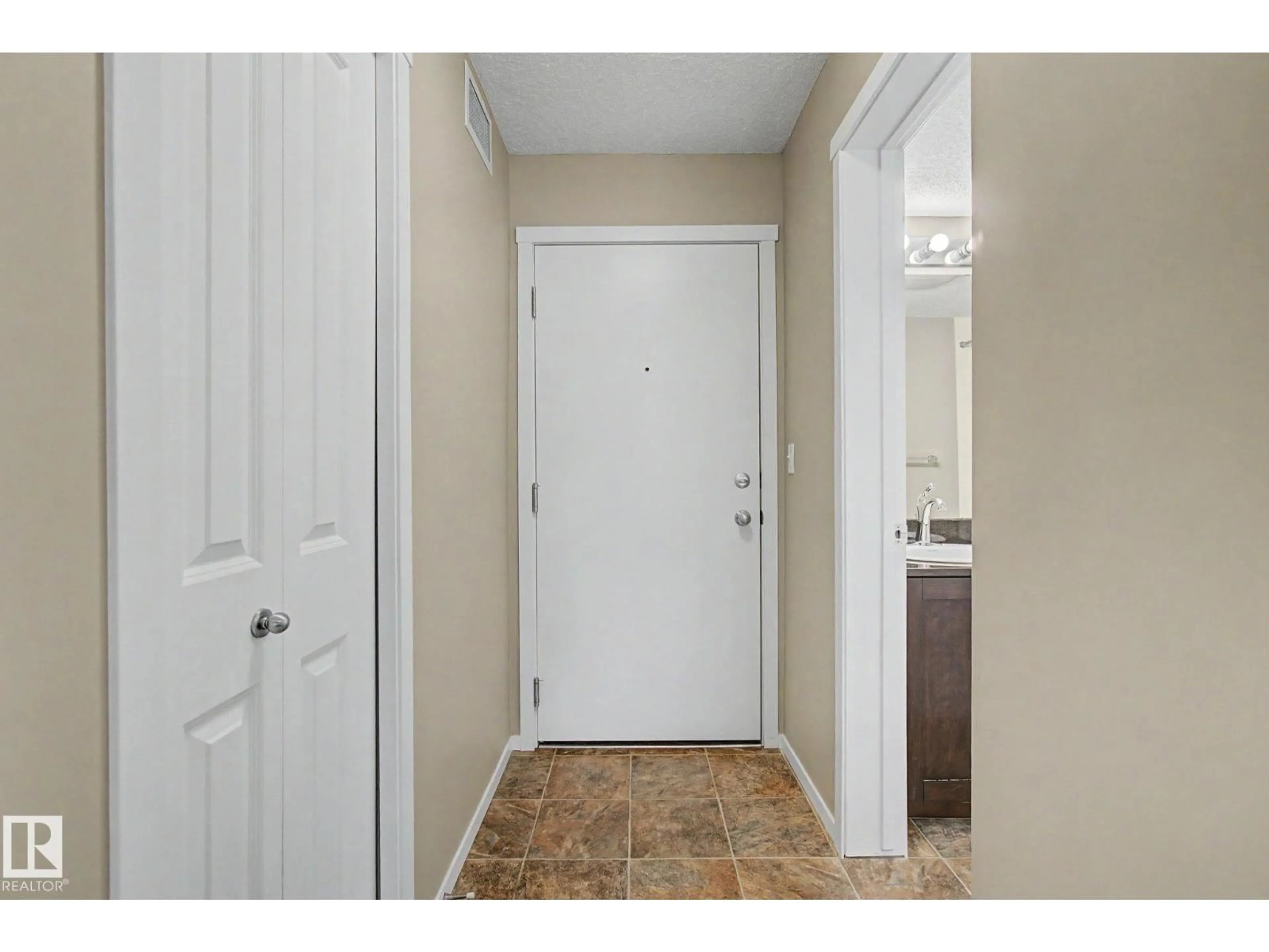 Indoor entryway for 5370 - 110 CHAPPELLE RD SW, Edmonton Alberta T6W3L5