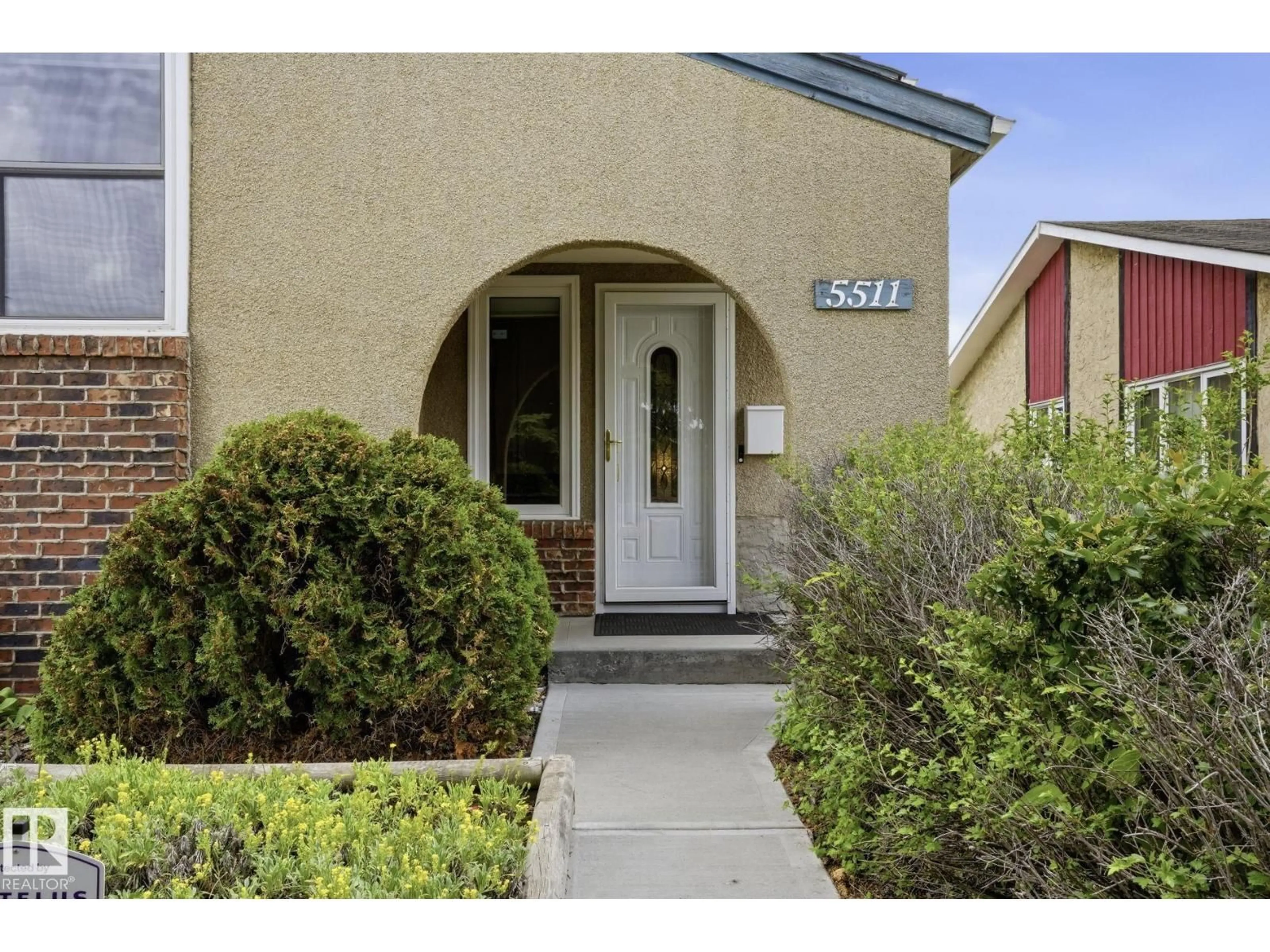 Indoor entryway for 5511 10 AV, Edmonton Alberta T6L1Y5