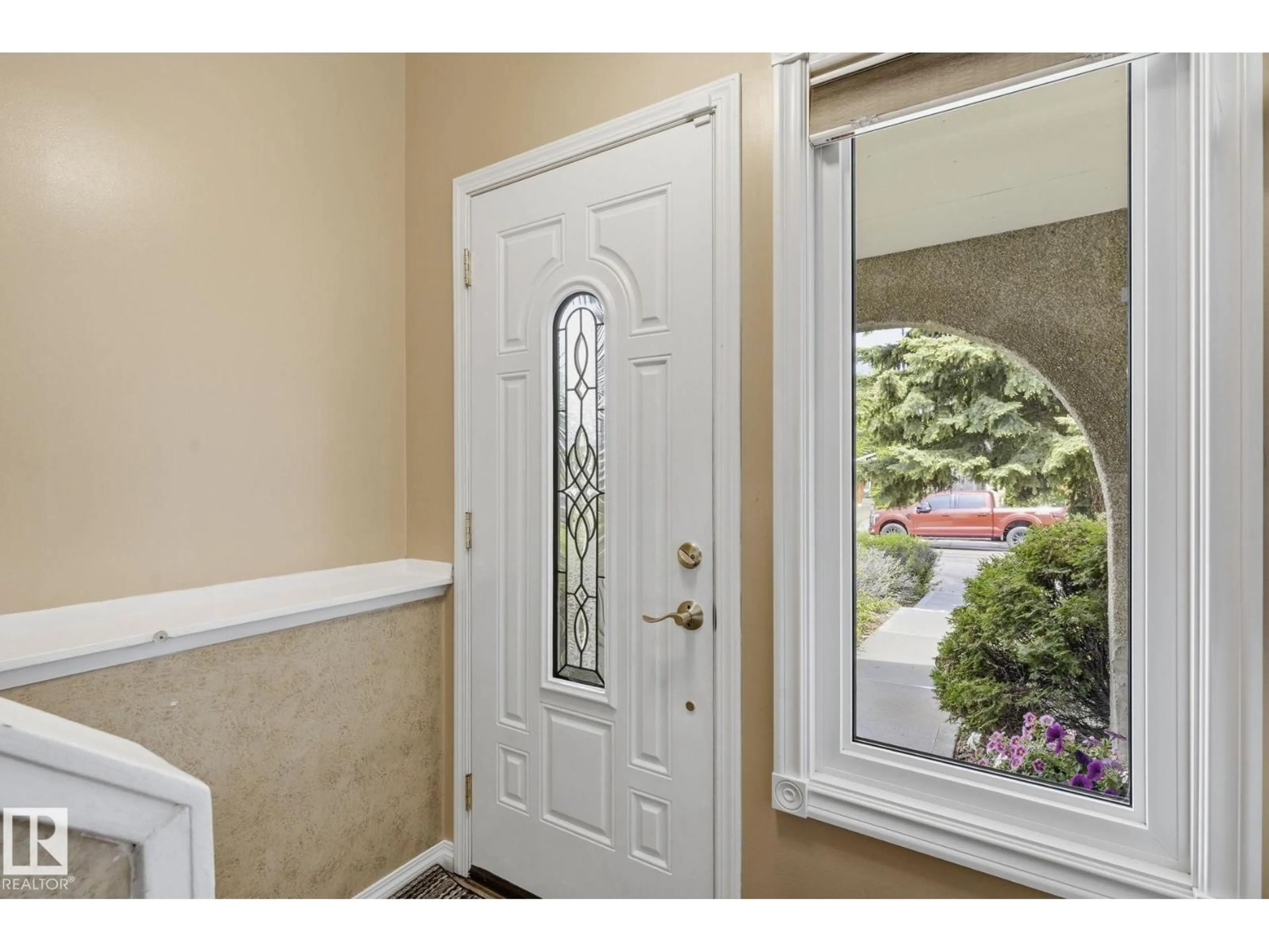 Indoor entryway for 5511 10 AV, Edmonton Alberta T6L1Y5