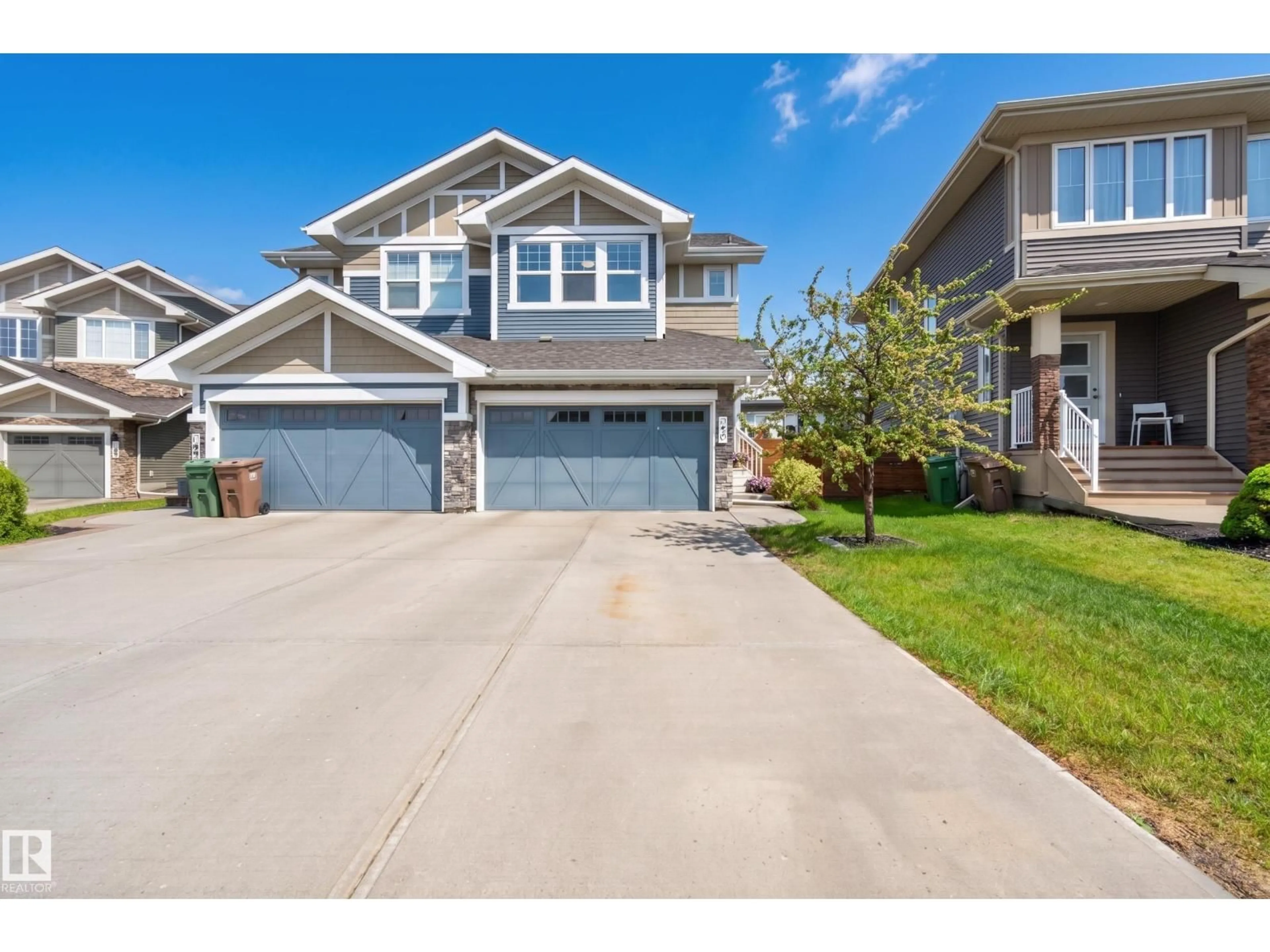 Home with vinyl exterior material, street for 70 JAMES CR, St. Albert Alberta T8N7S5