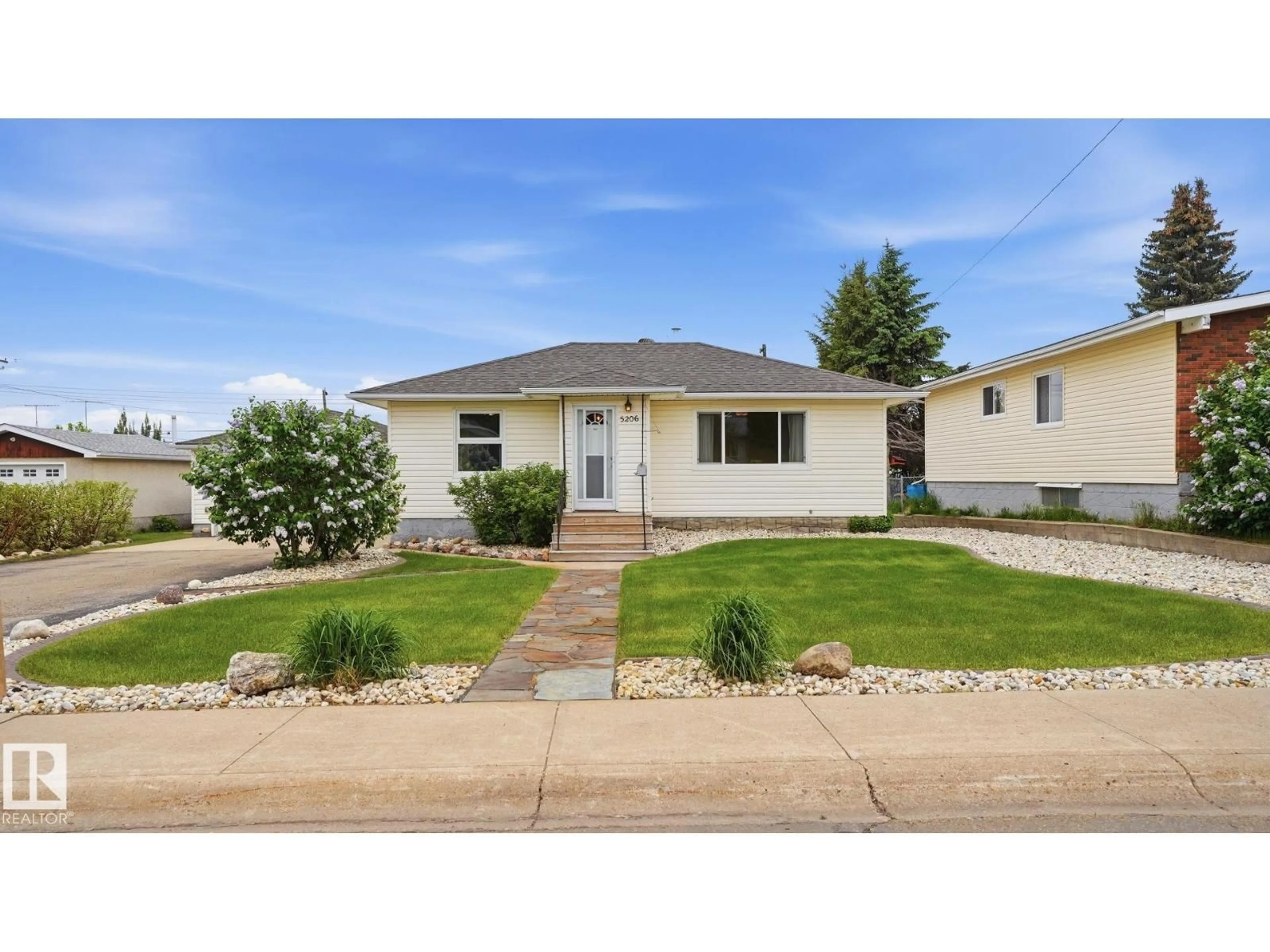 Home with vinyl exterior material, street for 5206 45 AV, Vegreville Alberta T9C1A2