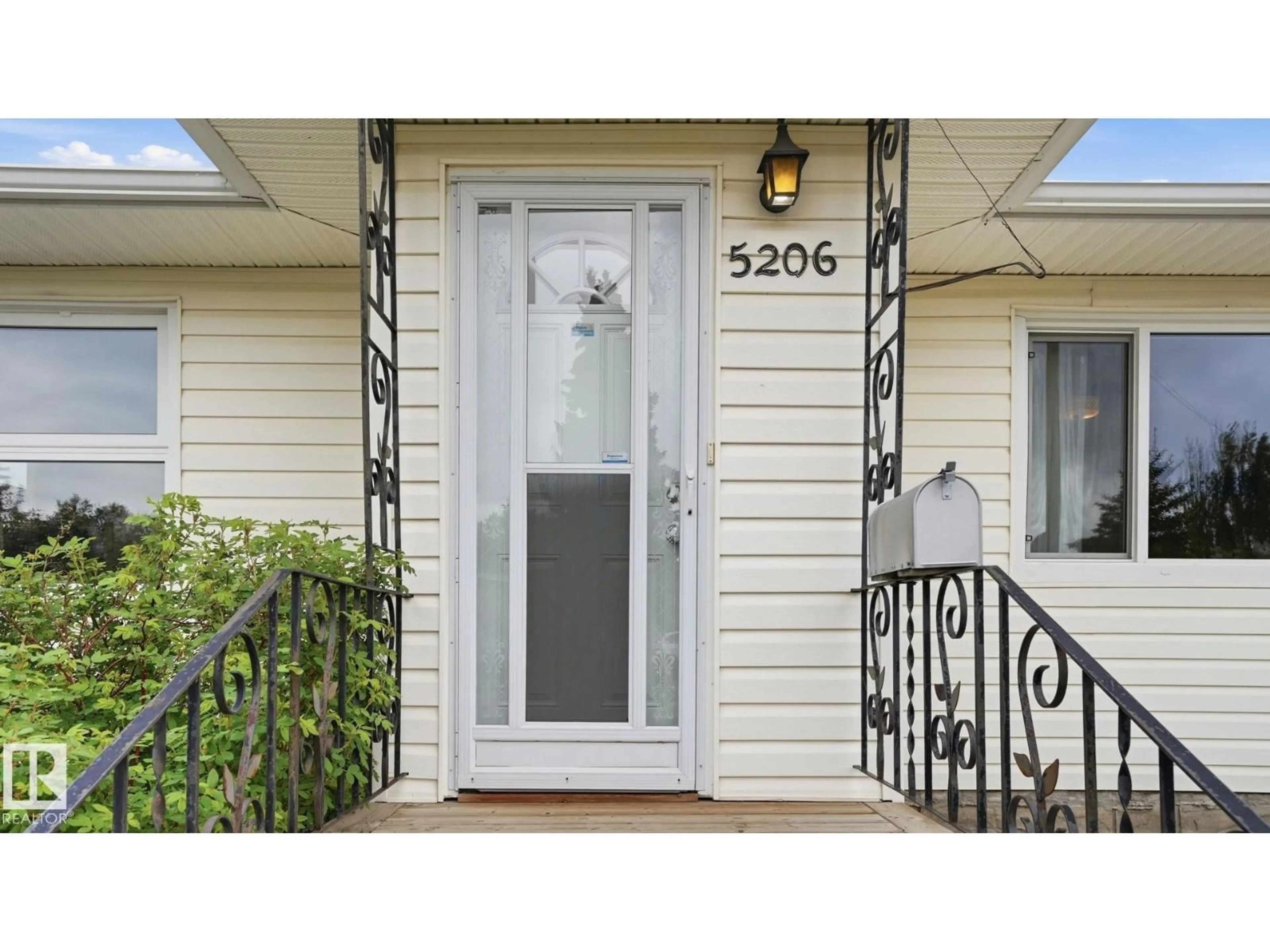 Home with vinyl exterior material, street for 5206 45 AV, Vegreville Alberta T9C1A2