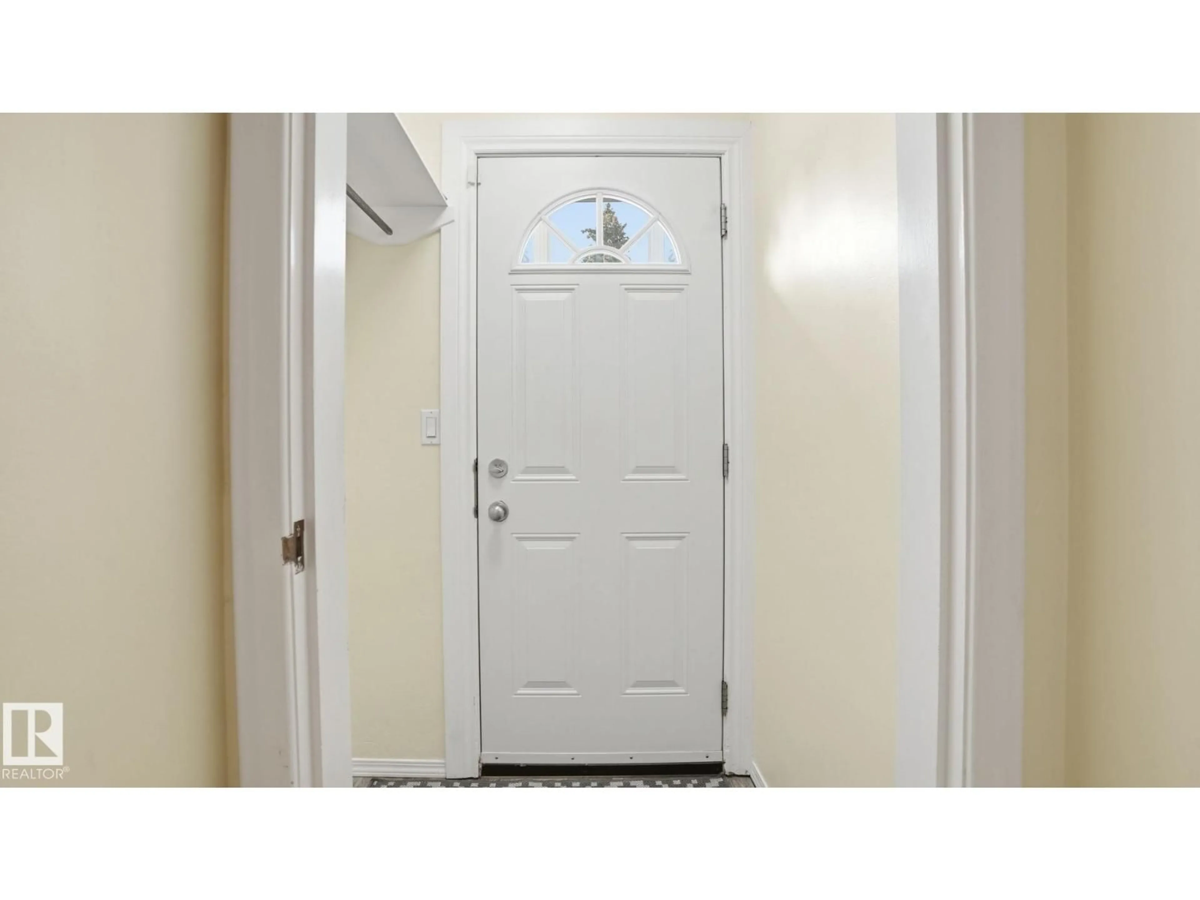 Indoor entryway for 5206 45 AV, Vegreville Alberta T9C1A2