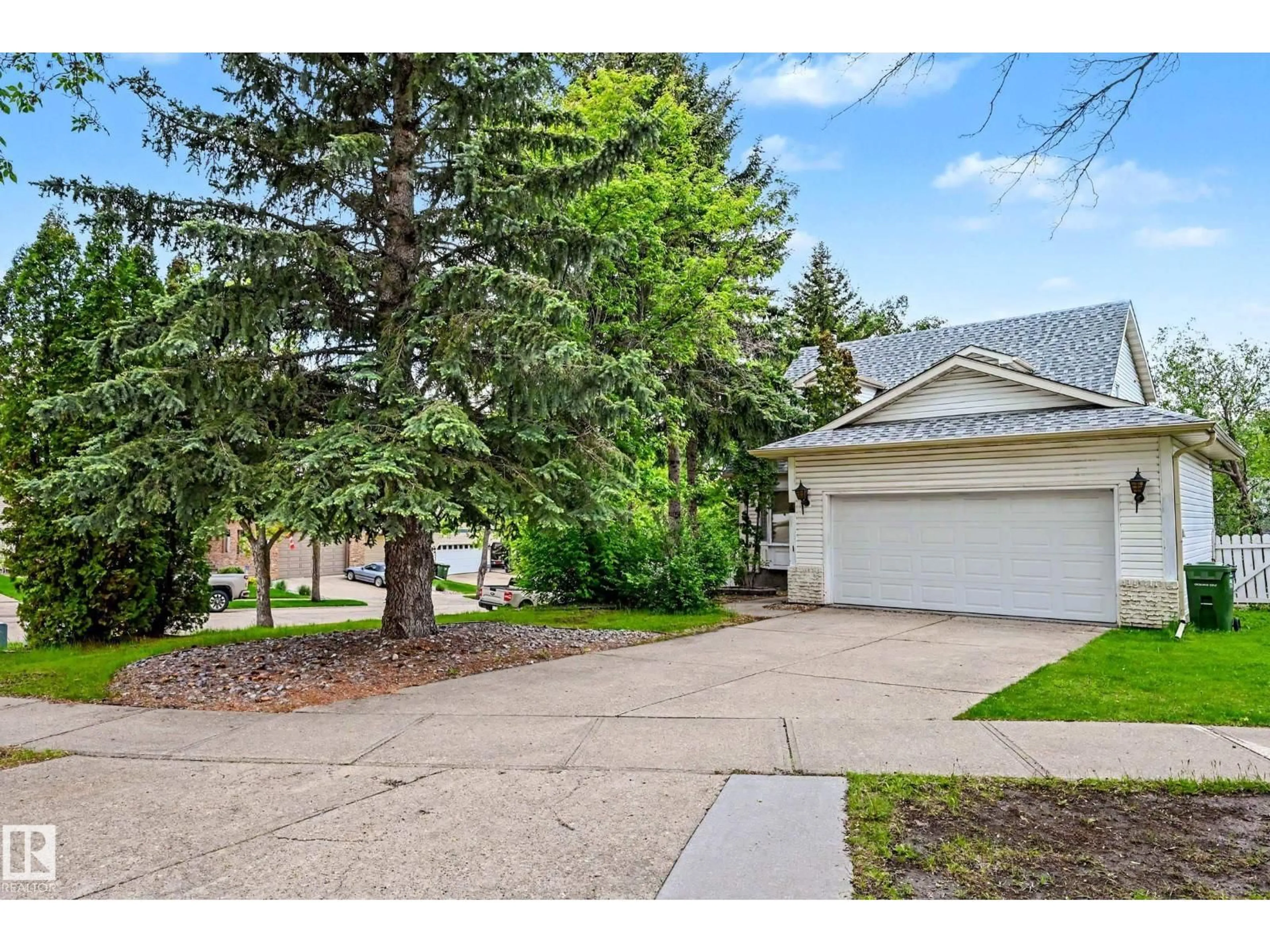 A pic from outside/outdoor area/front of a property/back of a property/a pic from drone, street for 4 WINDERMERE CR, St. Albert Alberta T8N3S5
