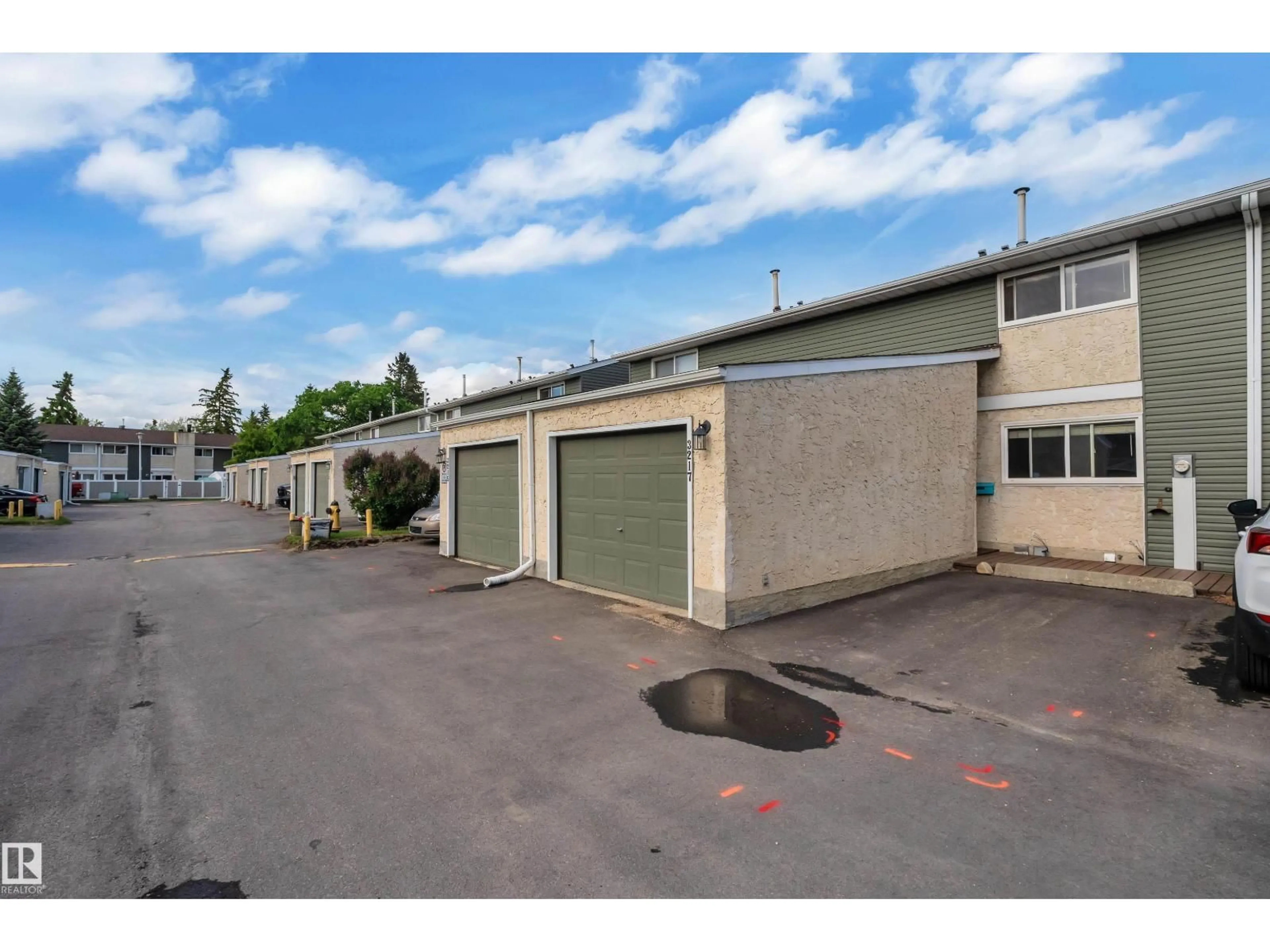 Parking for 3217 132A AV, Edmonton Alberta T5A4K4