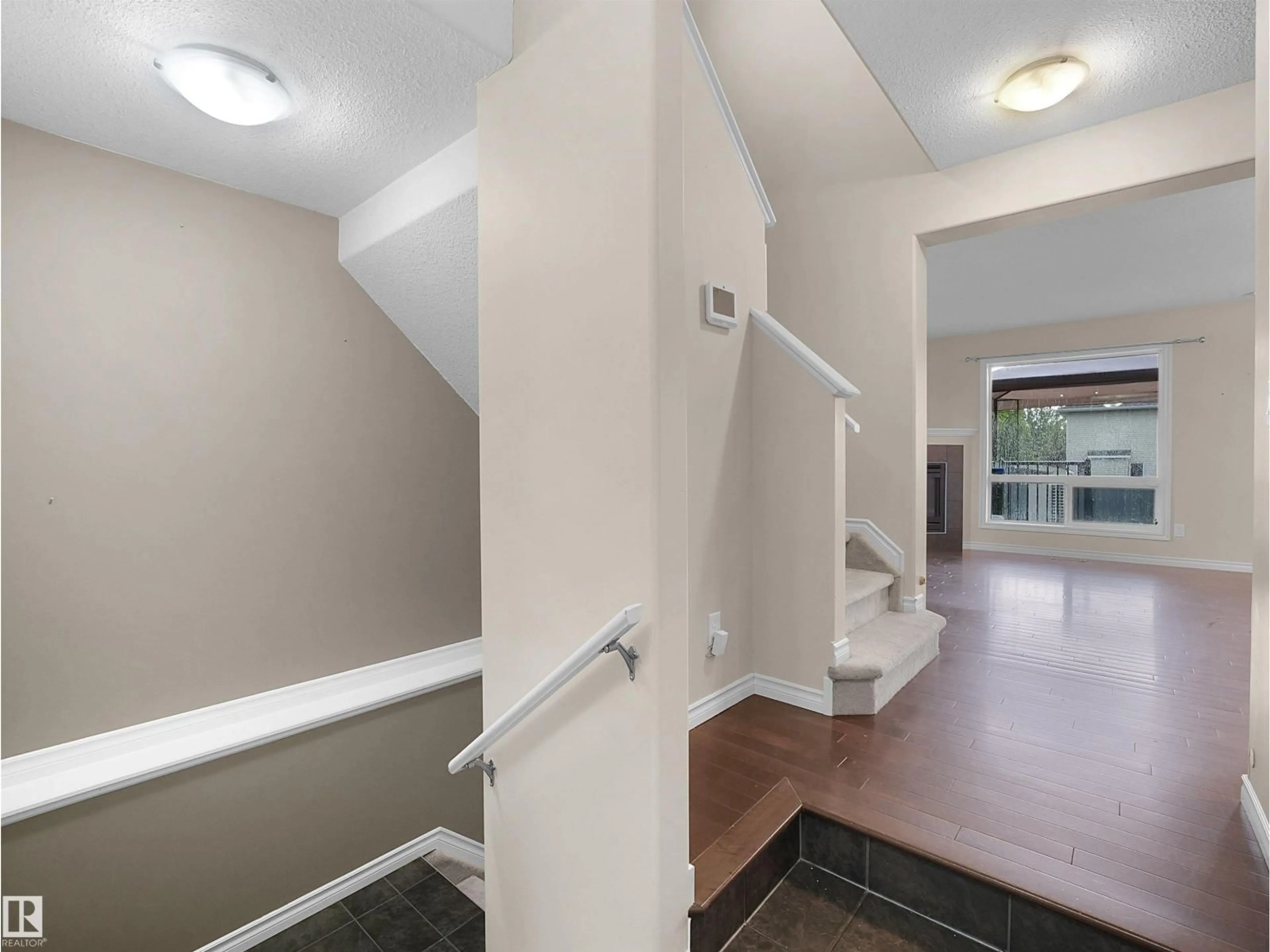 Indoor foyer for 21316 45A AVENUE AVENUE, Edmonton Alberta T6M0H1