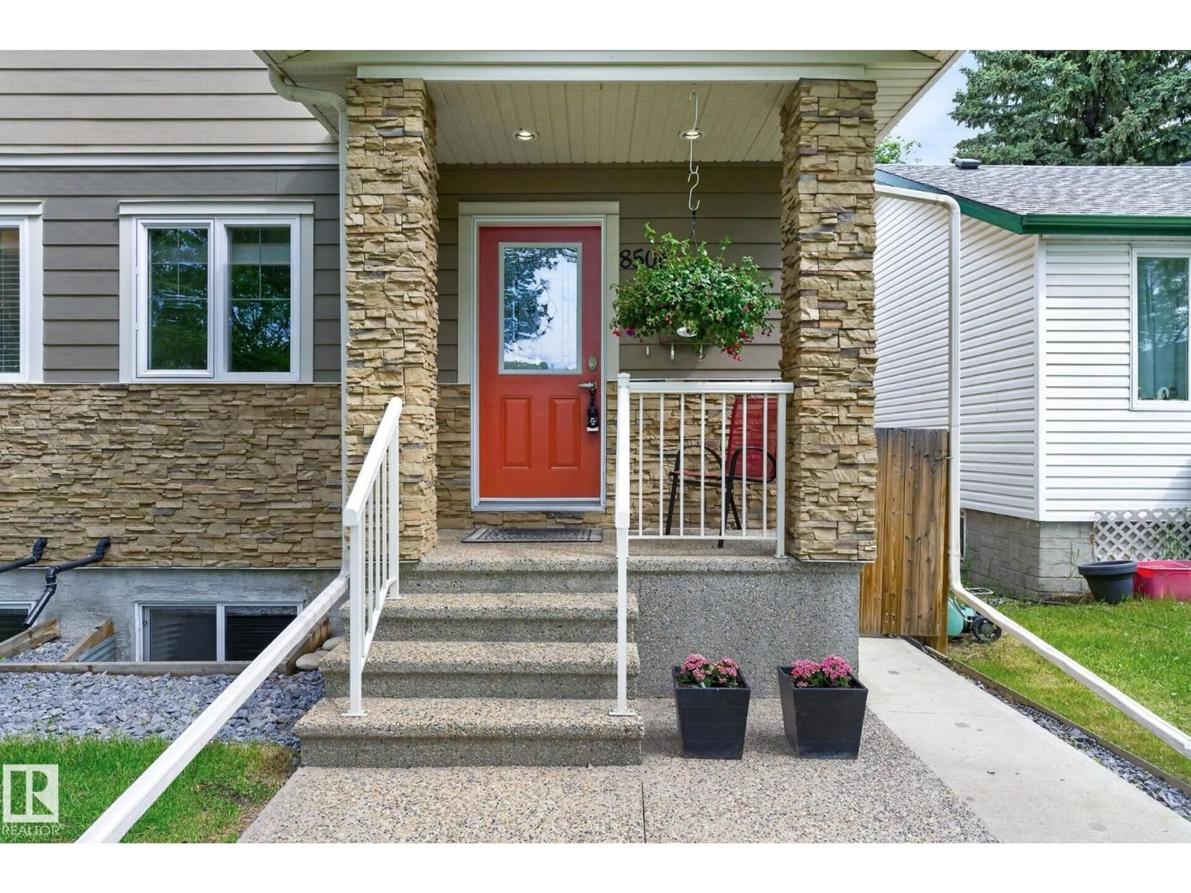 Indoor entryway for NW - 8506 80 AV, Edmonton Alberta T6C0T3