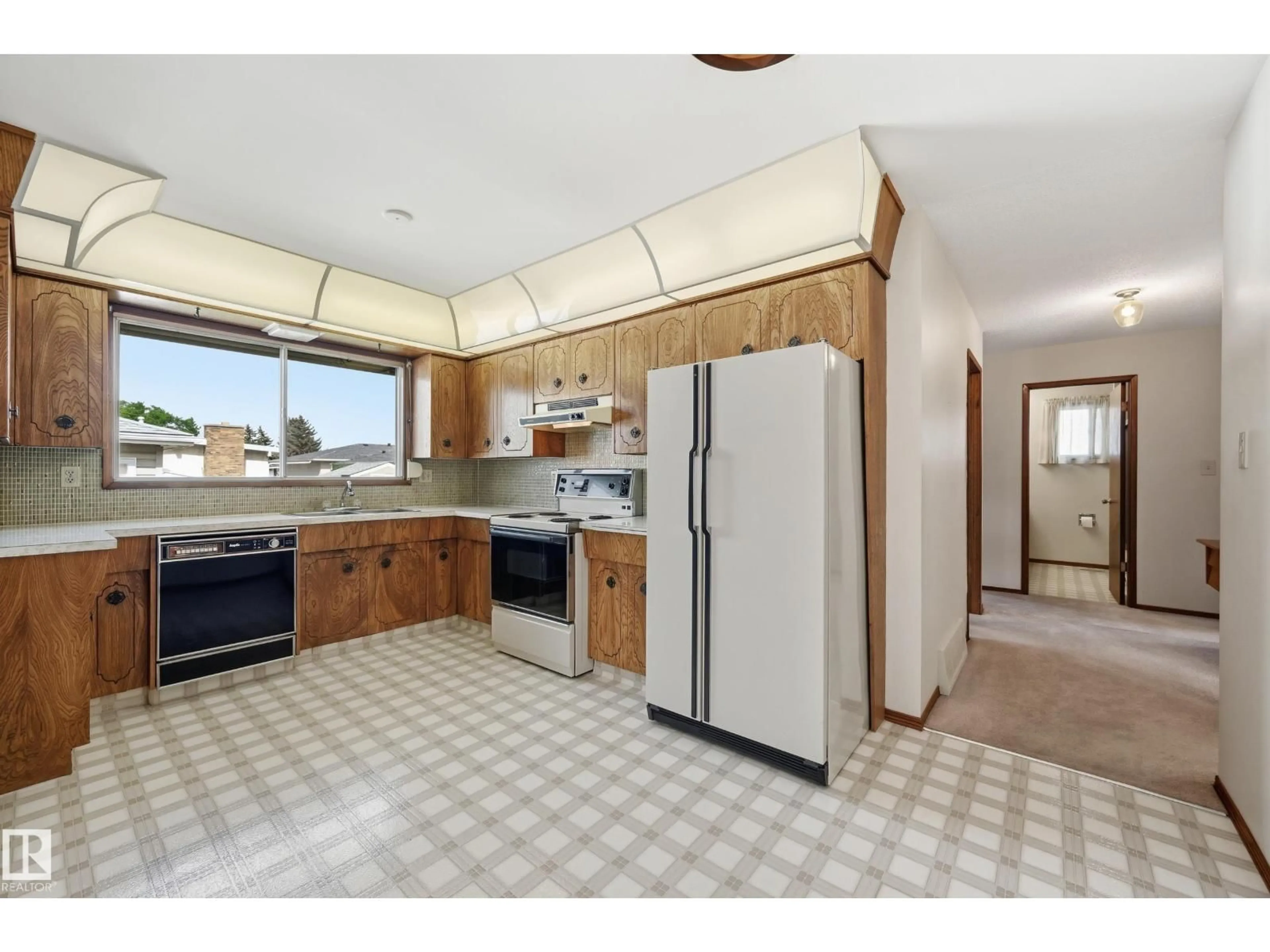 Standard kitchen, ceramic/tile floor for NW - 14912 114 ST, Edmonton Alberta T5X1G8