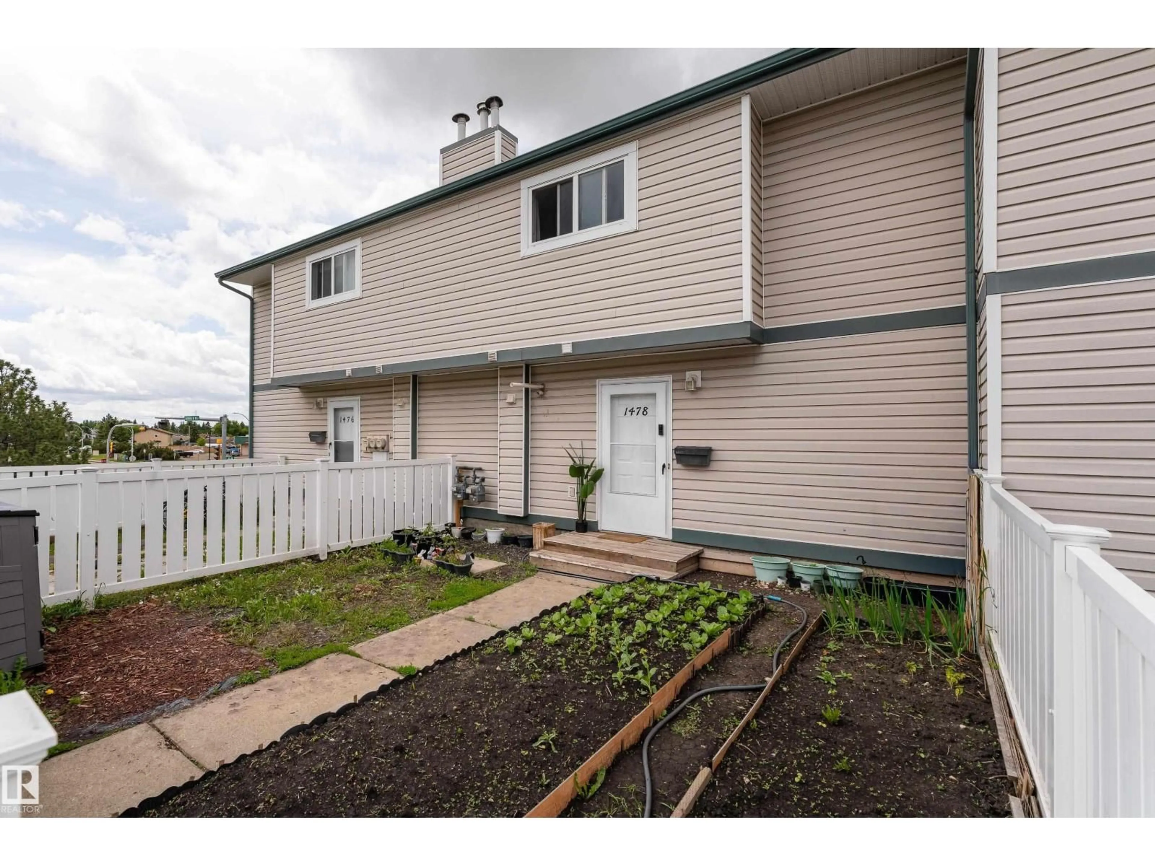 Home with vinyl exterior material, street for 1478 LAKEWOOD RD, Edmonton Alberta T6K3M2