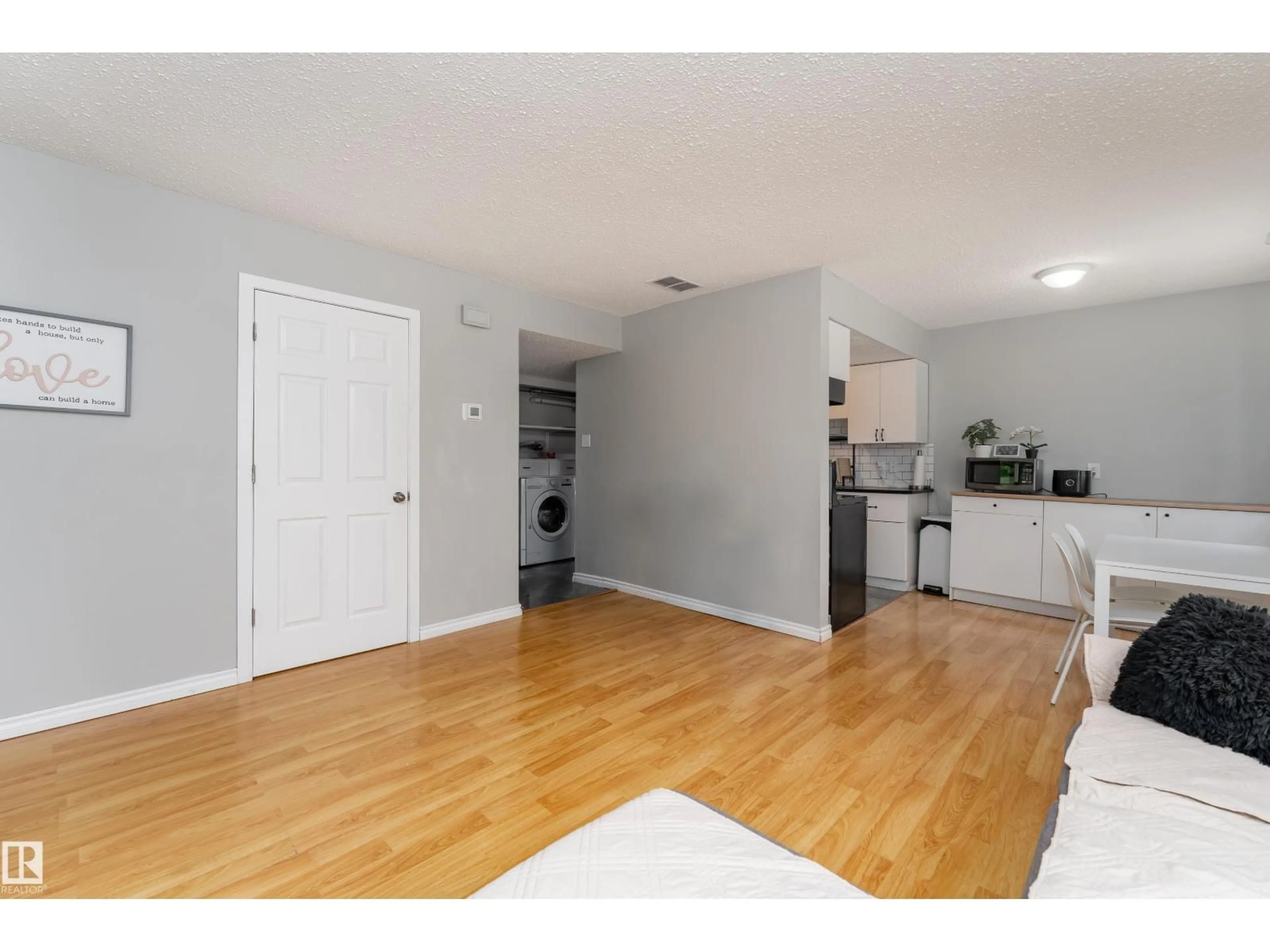A pic of a room for 1478 LAKEWOOD RD, Edmonton Alberta T6K3M2