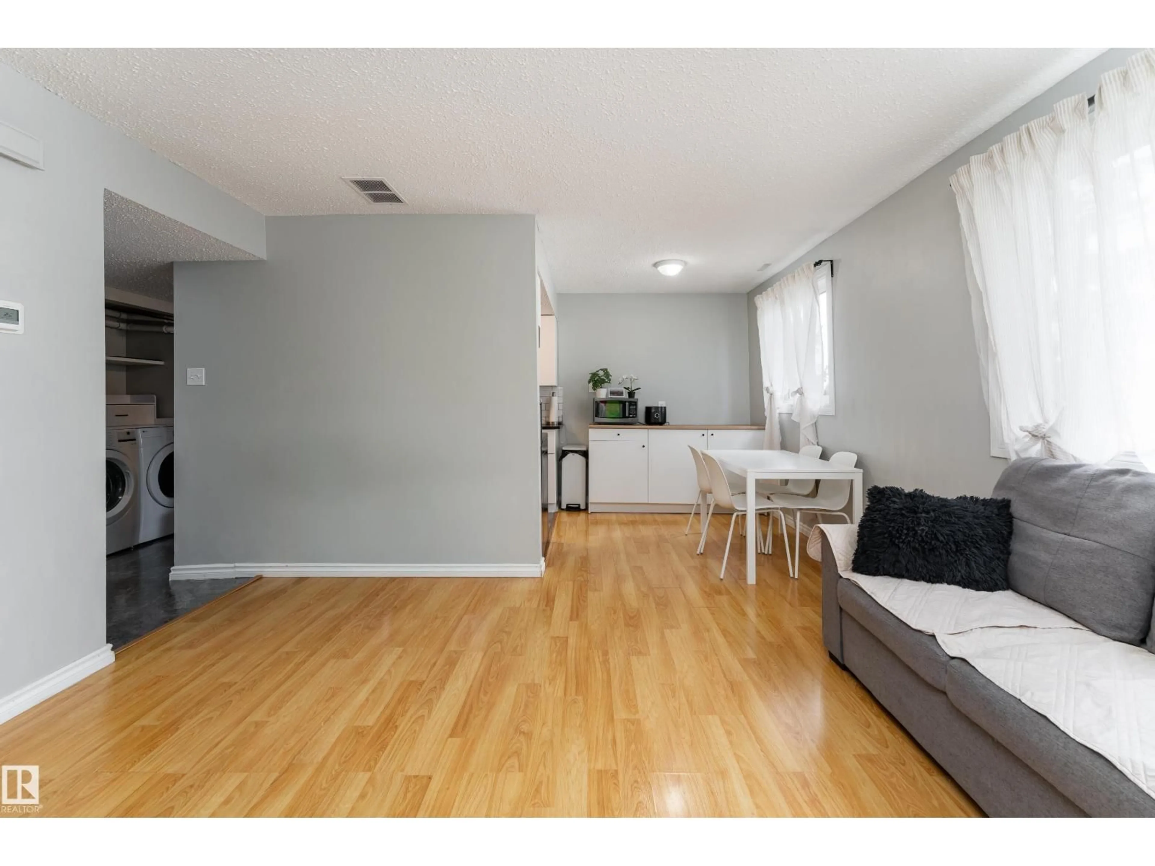 A pic of a room for 1478 LAKEWOOD RD, Edmonton Alberta T6K3M2