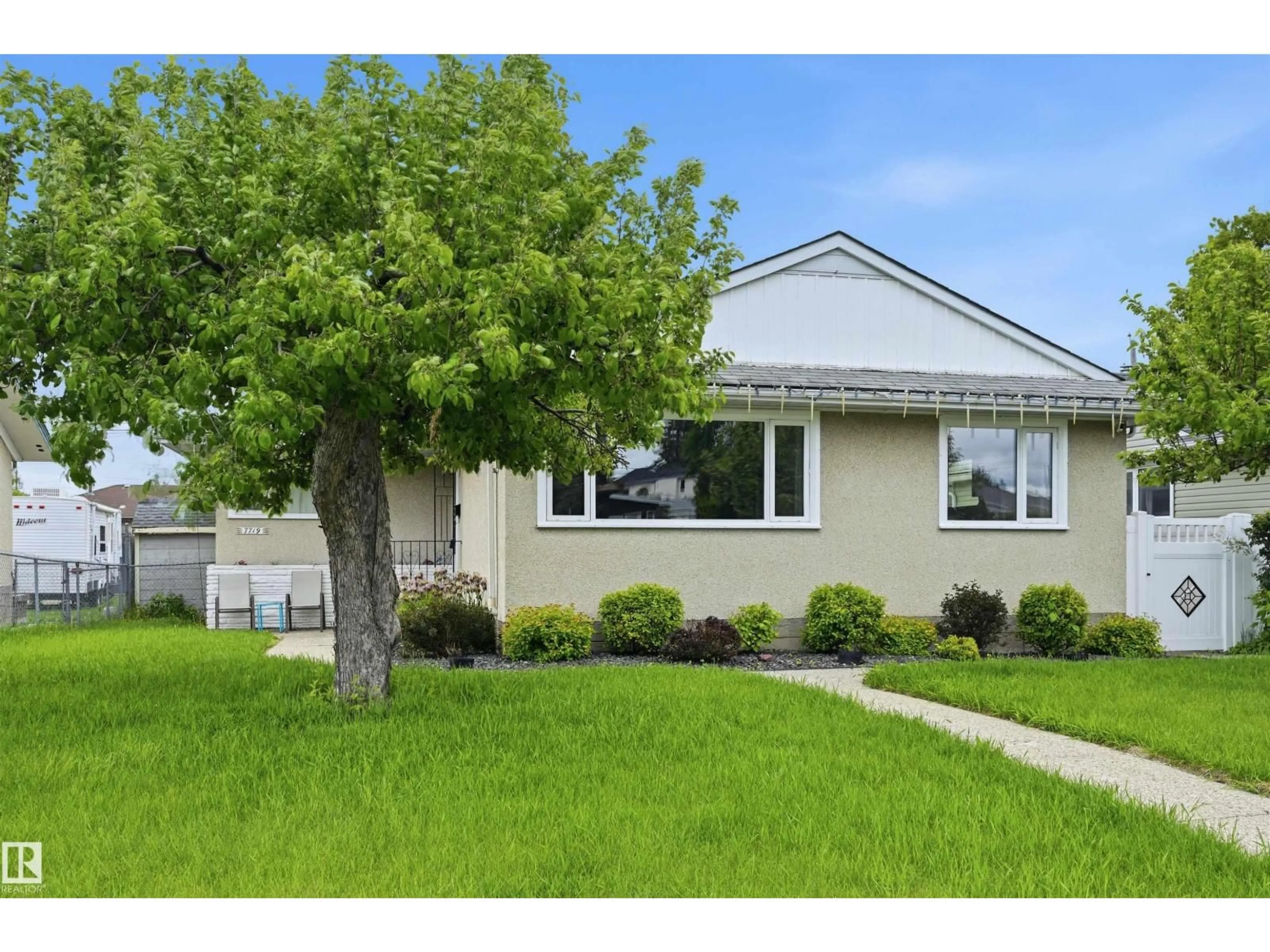 Home with vinyl exterior material, street for 7719 71 AV, Edmonton Alberta T6C0A9