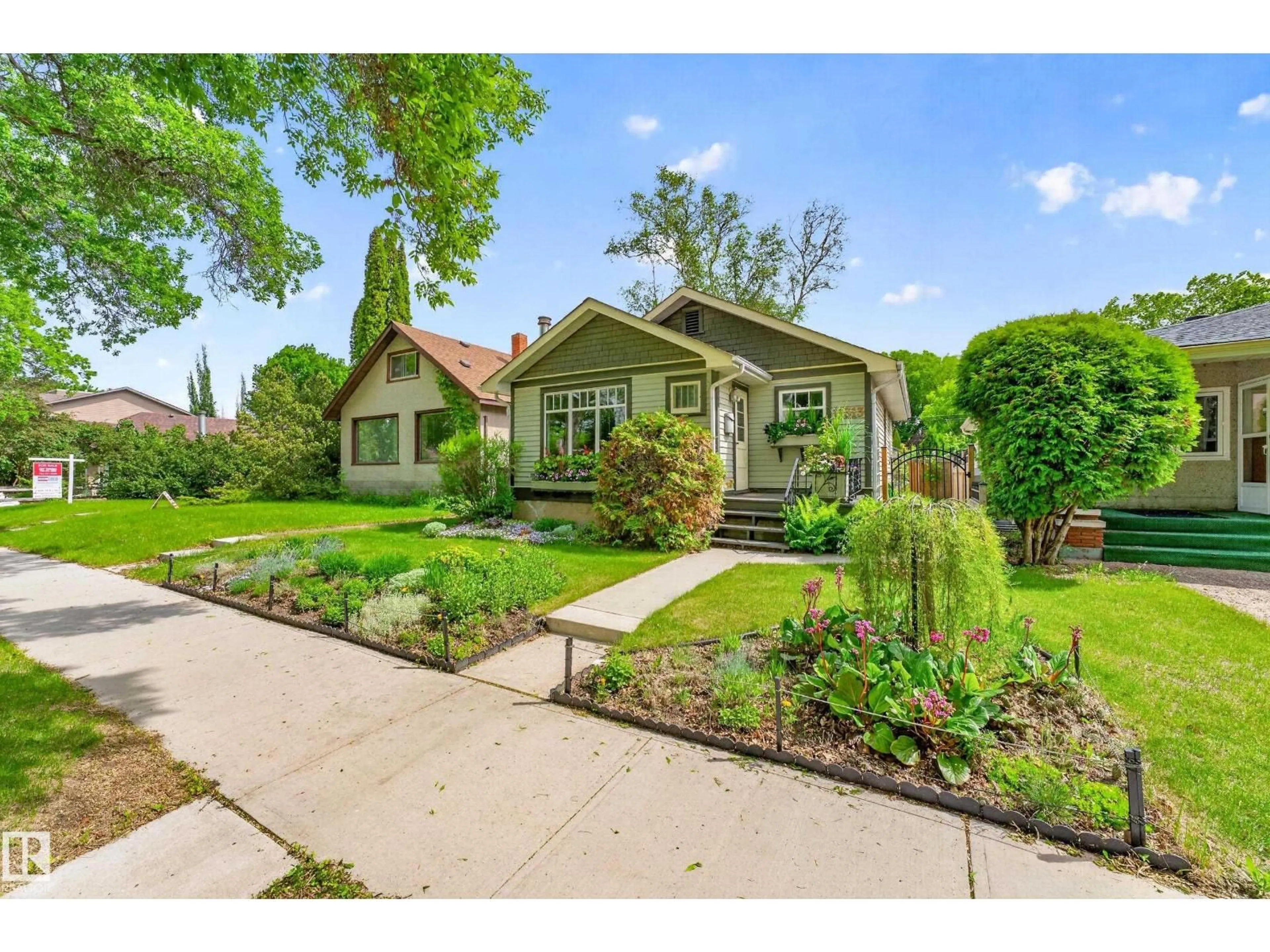 A pic from outside/outdoor area/front of a property/back of a property/a pic from drone, street for 11313 67 ST, Edmonton Alberta T5B1L2