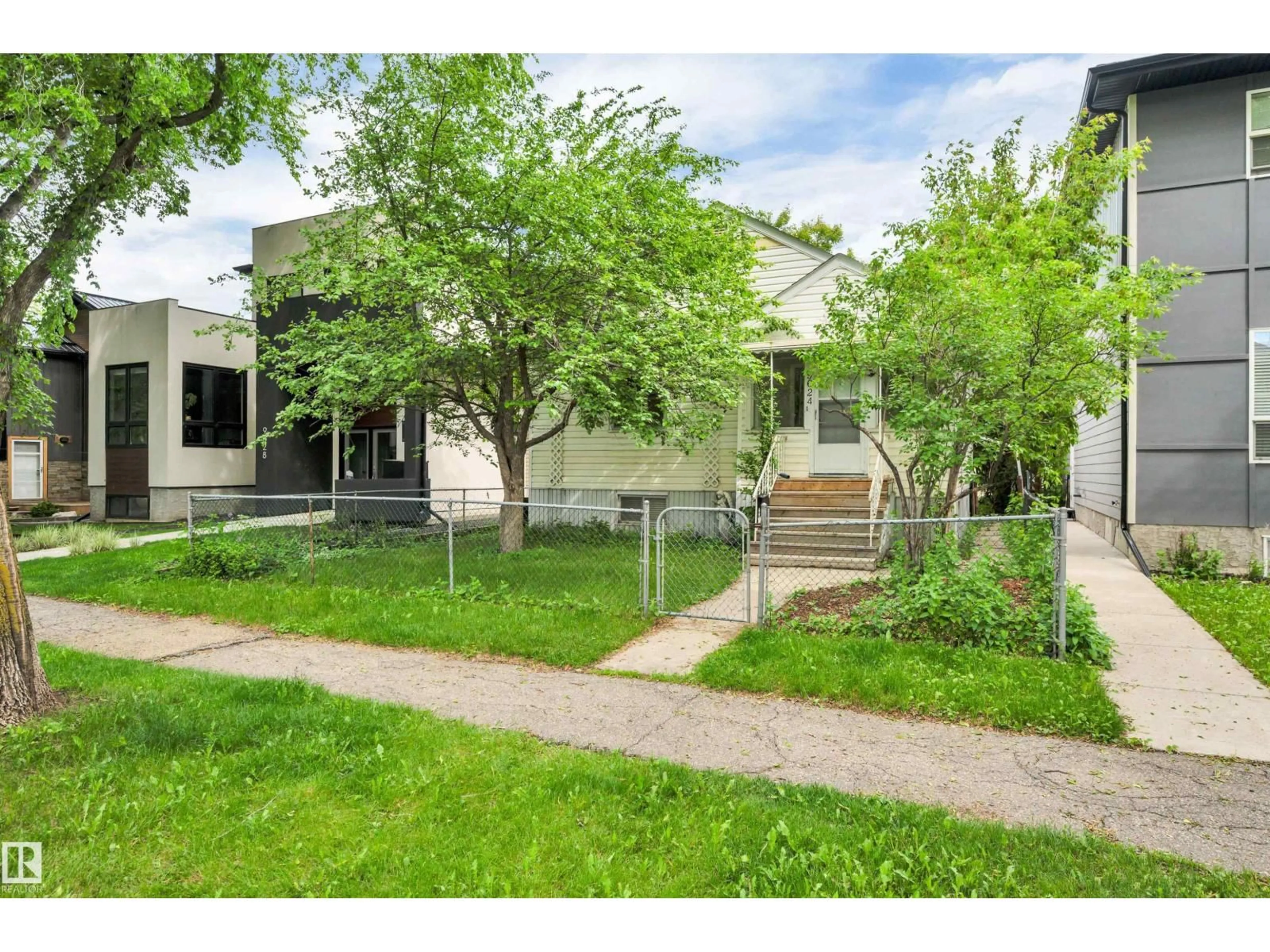 A pic from outside/outdoor area/front of a property/back of a property/a pic from drone, street for NW - 9624 77 AV, Edmonton Alberta T6C0M5