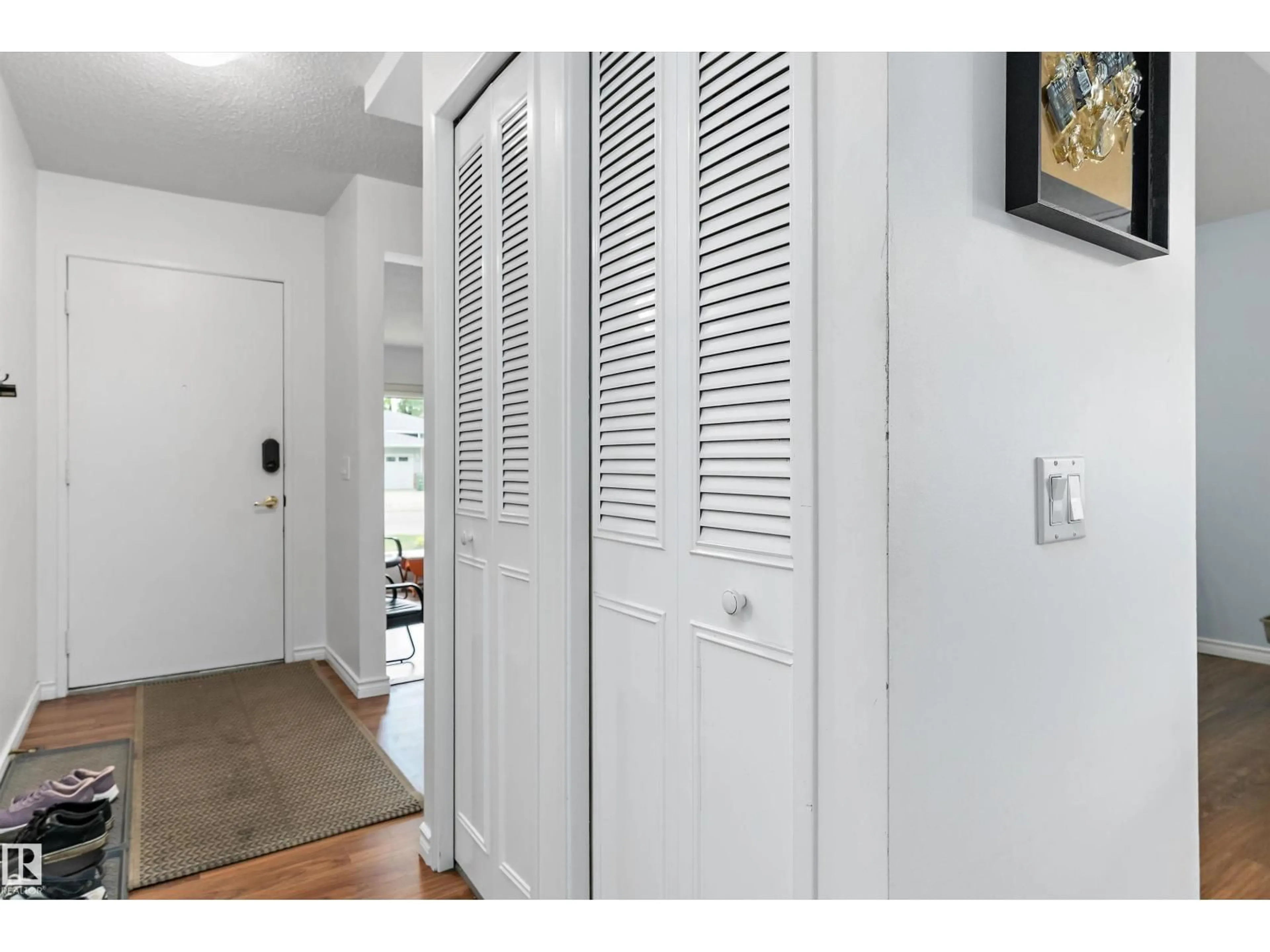 Indoor entryway for 21 GRAHAM AV, St. Albert Alberta T8N1T4