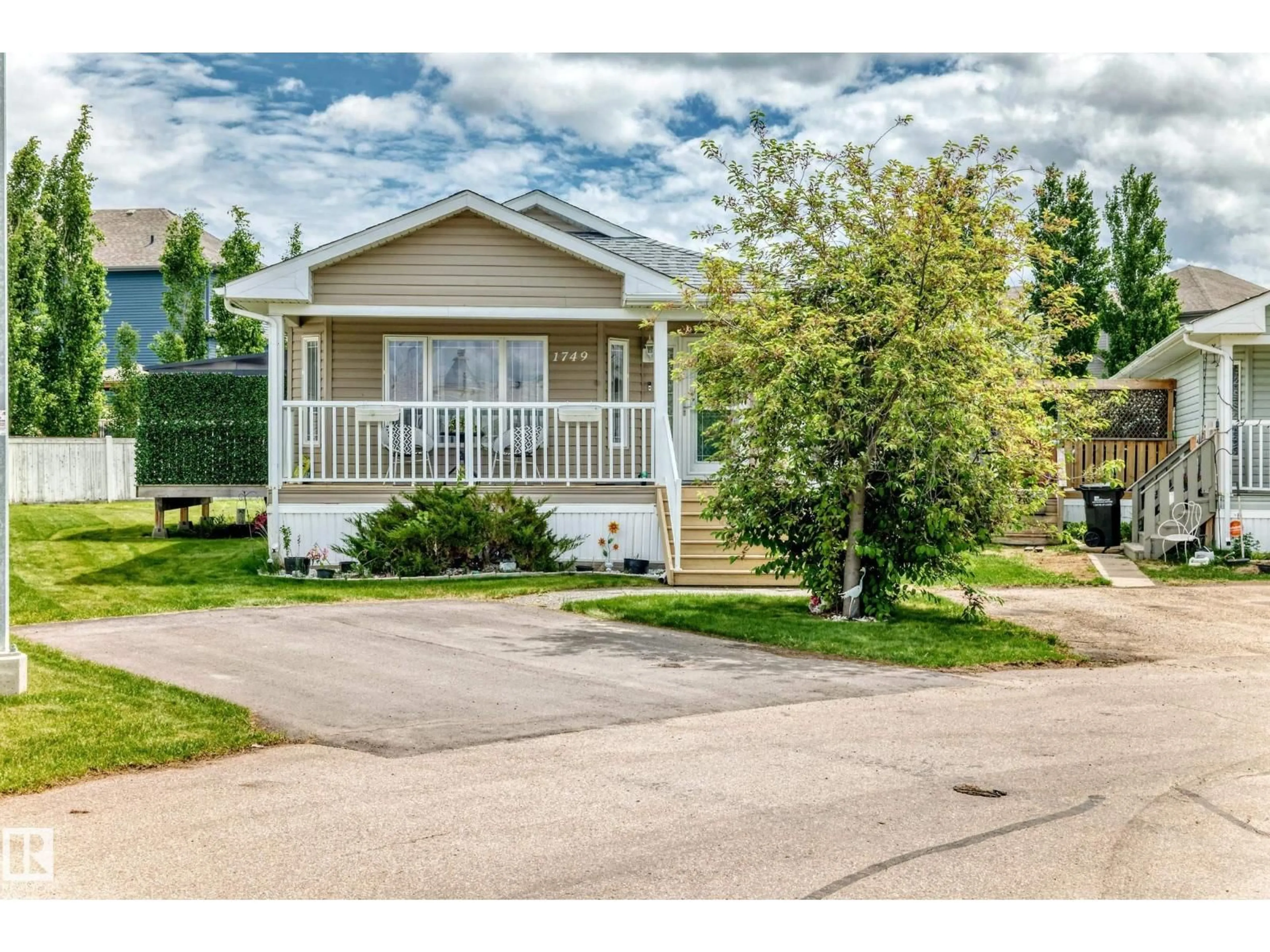 Home with vinyl exterior material, street for 1749 JUBILEE LOOP, Sherwood Park Alberta T8H2N6