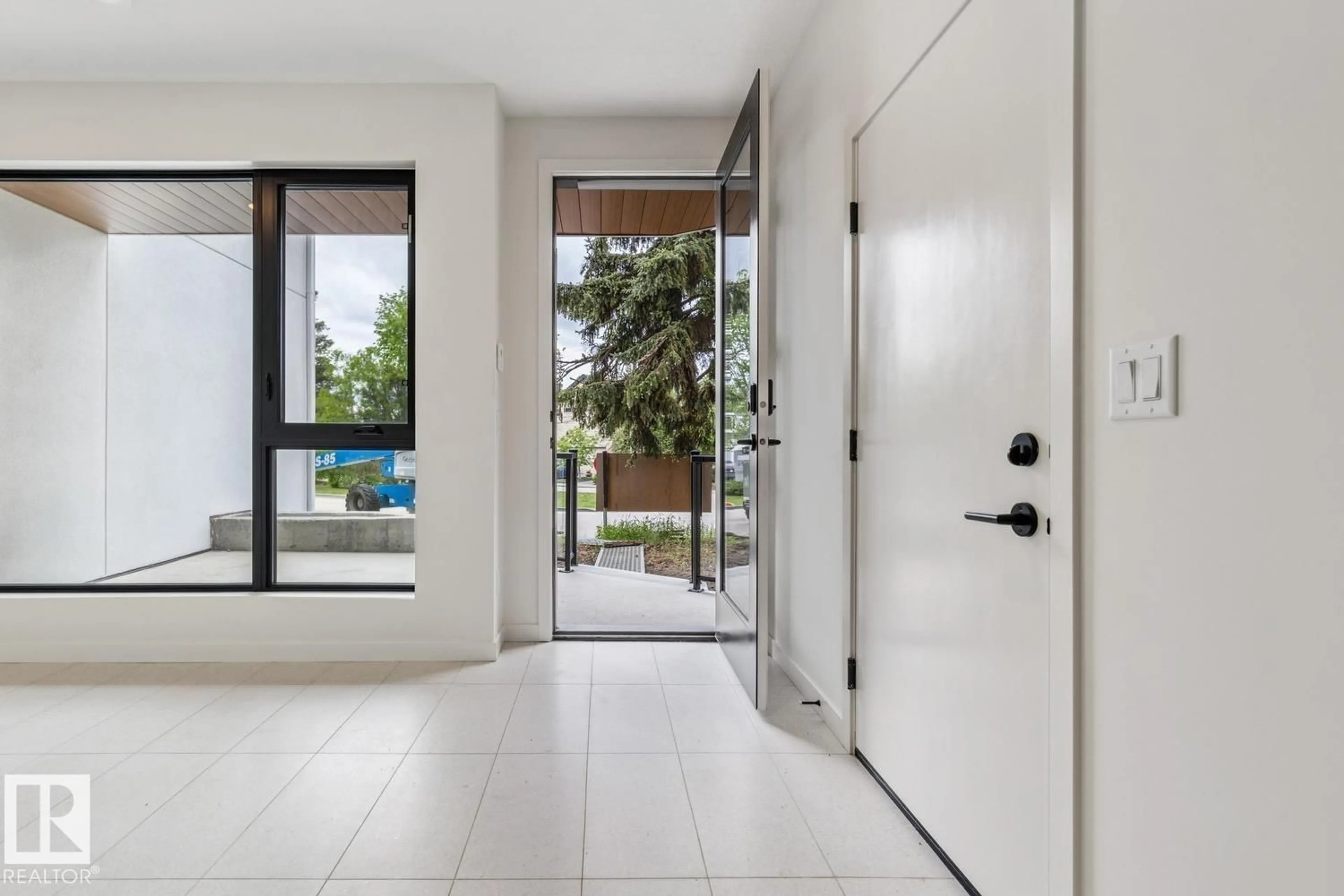 Indoor entryway for #6 - 10331 WADHURST RD, Edmonton Alberta T5N1T1