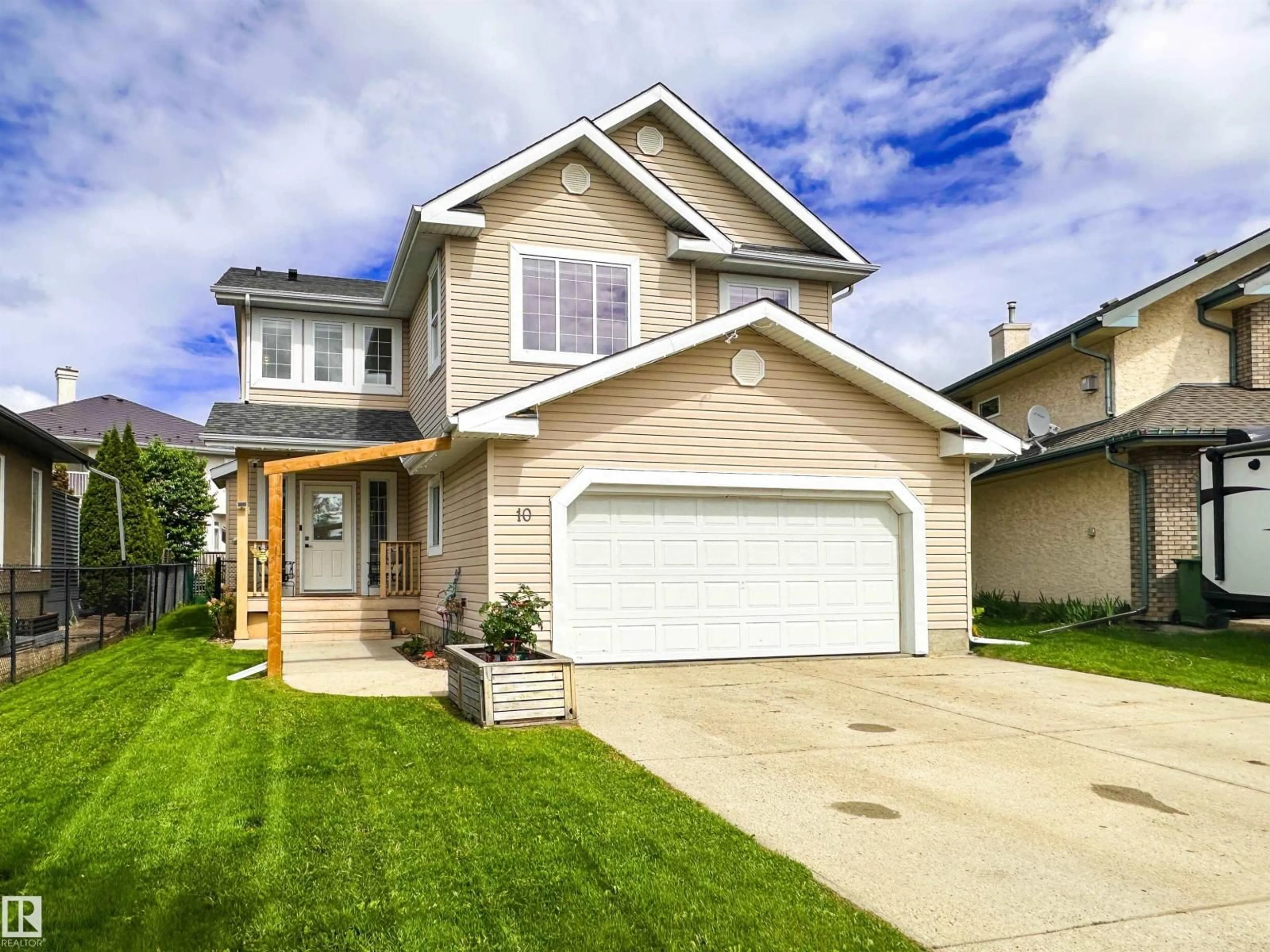 Home with vinyl exterior material, street for 10 ORLEANS CT, St. Albert Alberta T8N6V9