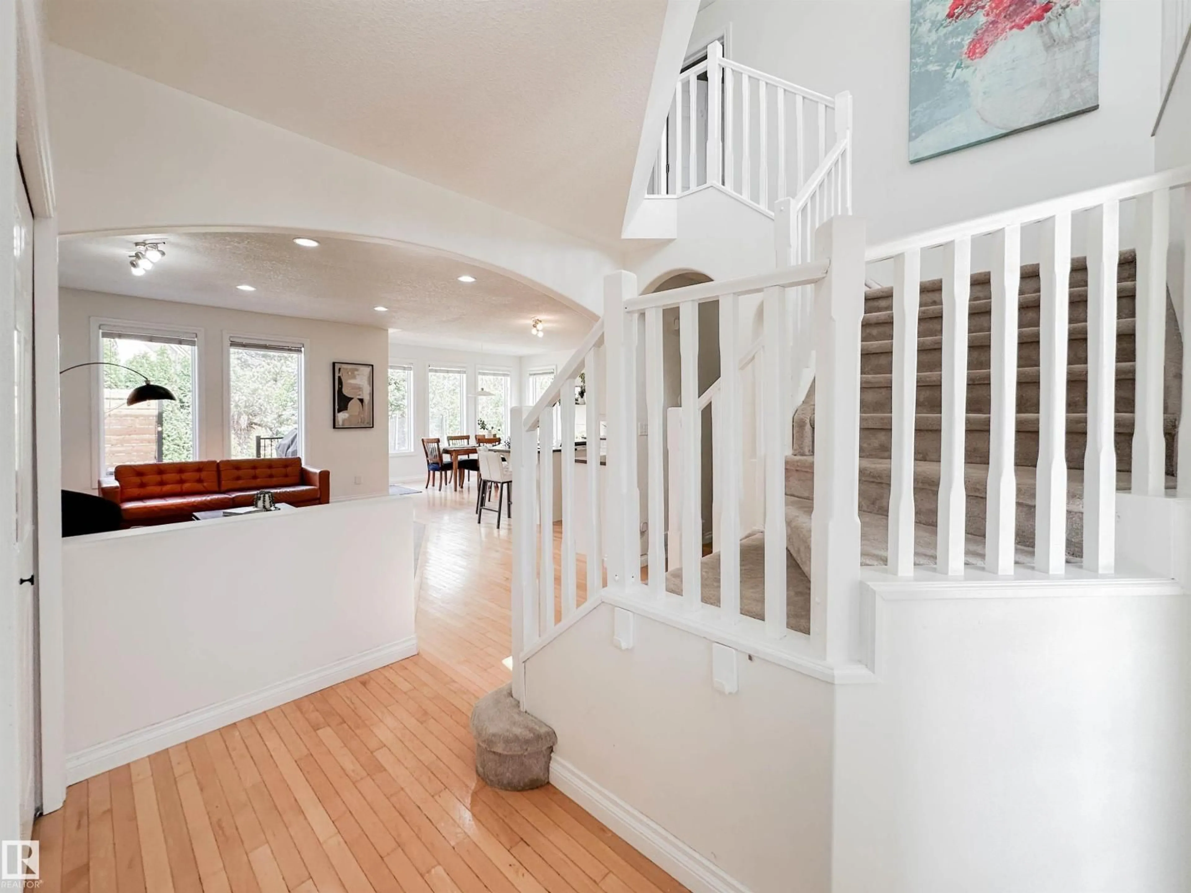 Indoor foyer for 10 ORLEANS CT, St. Albert Alberta T8N6V9