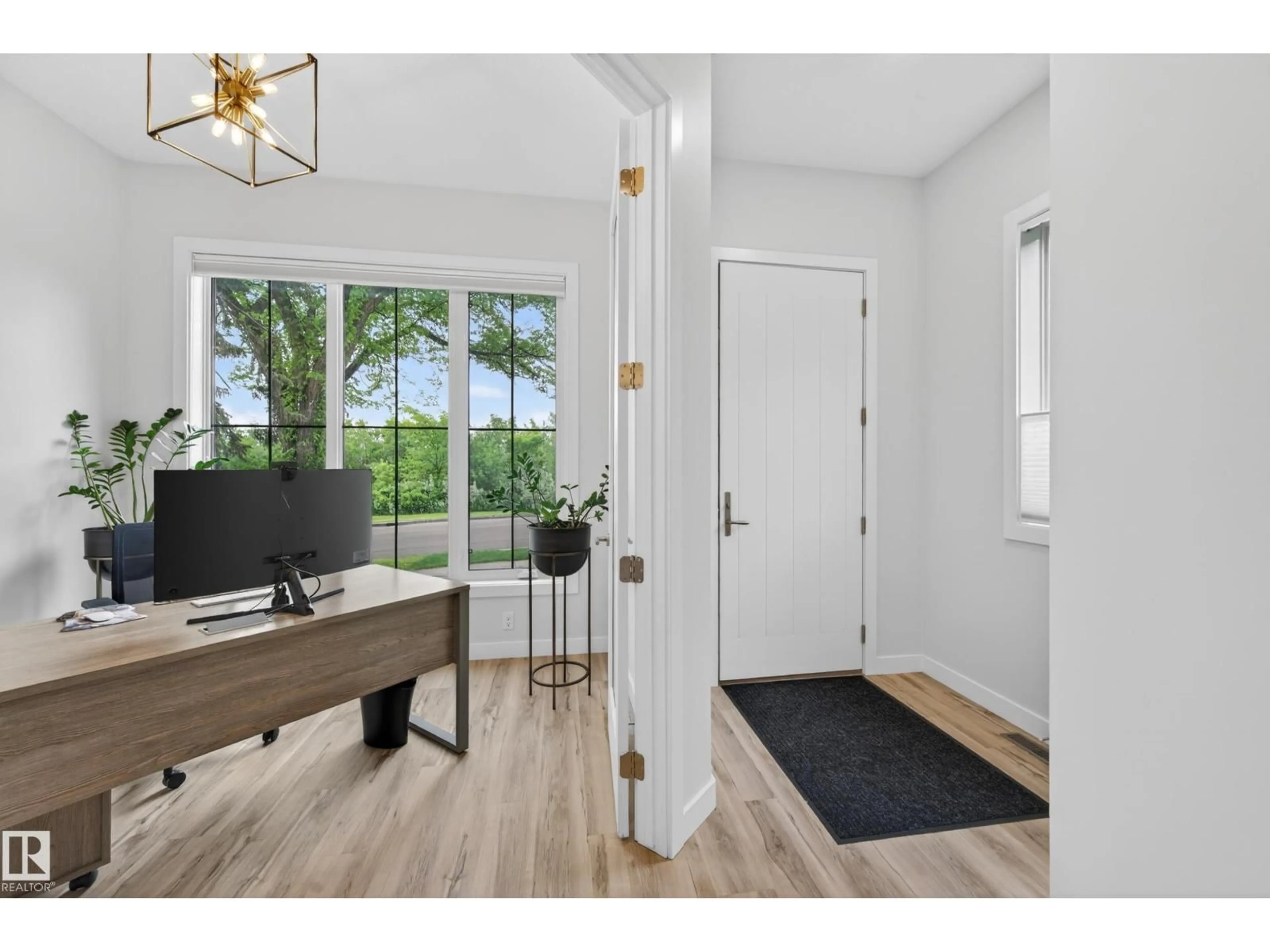Indoor entryway for 9108 64 AV, Edmonton Alberta T6E0H7
