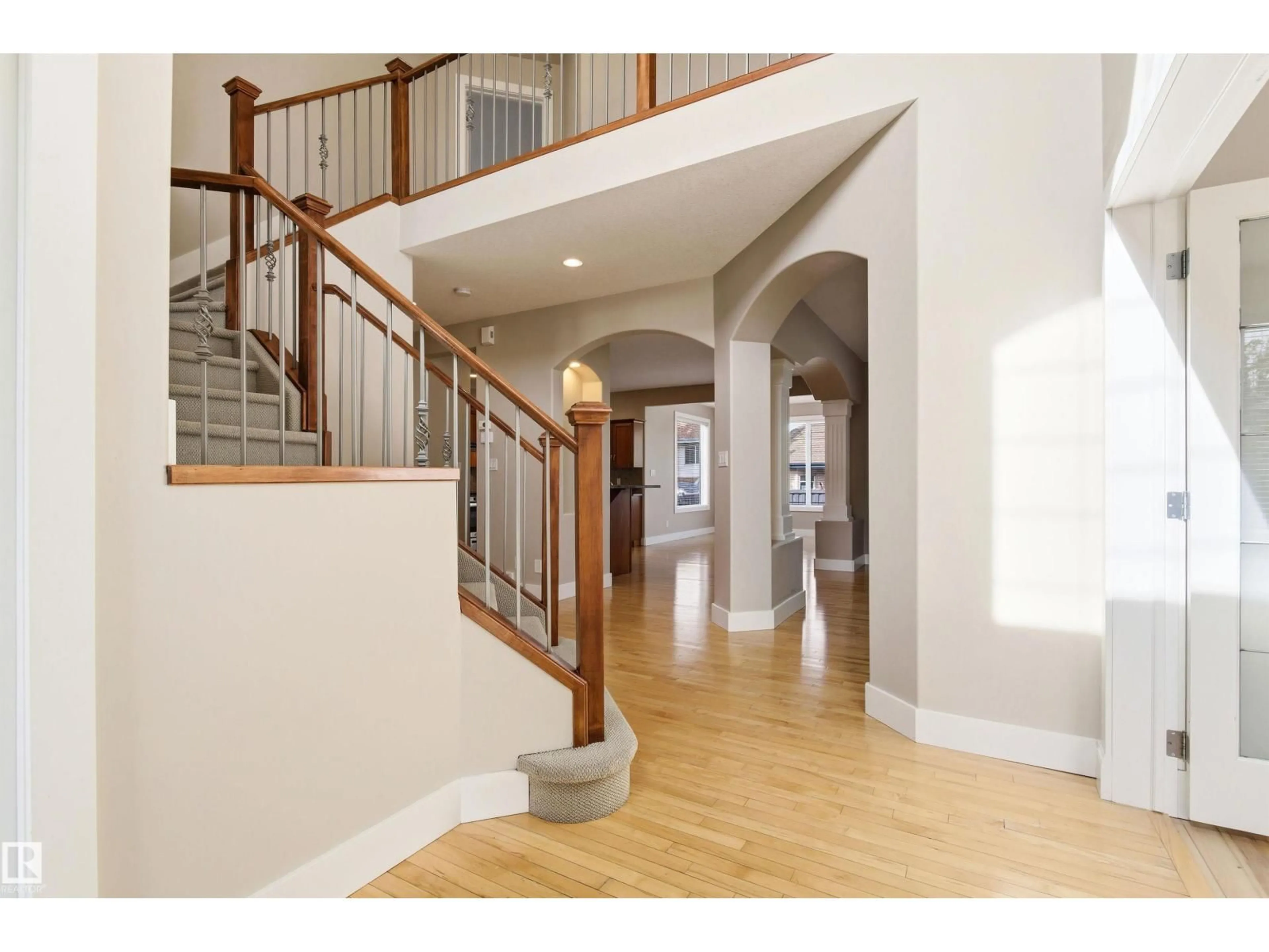 Indoor foyer for 1512 THOROGOOD CL, Edmonton Alberta T6R3K7