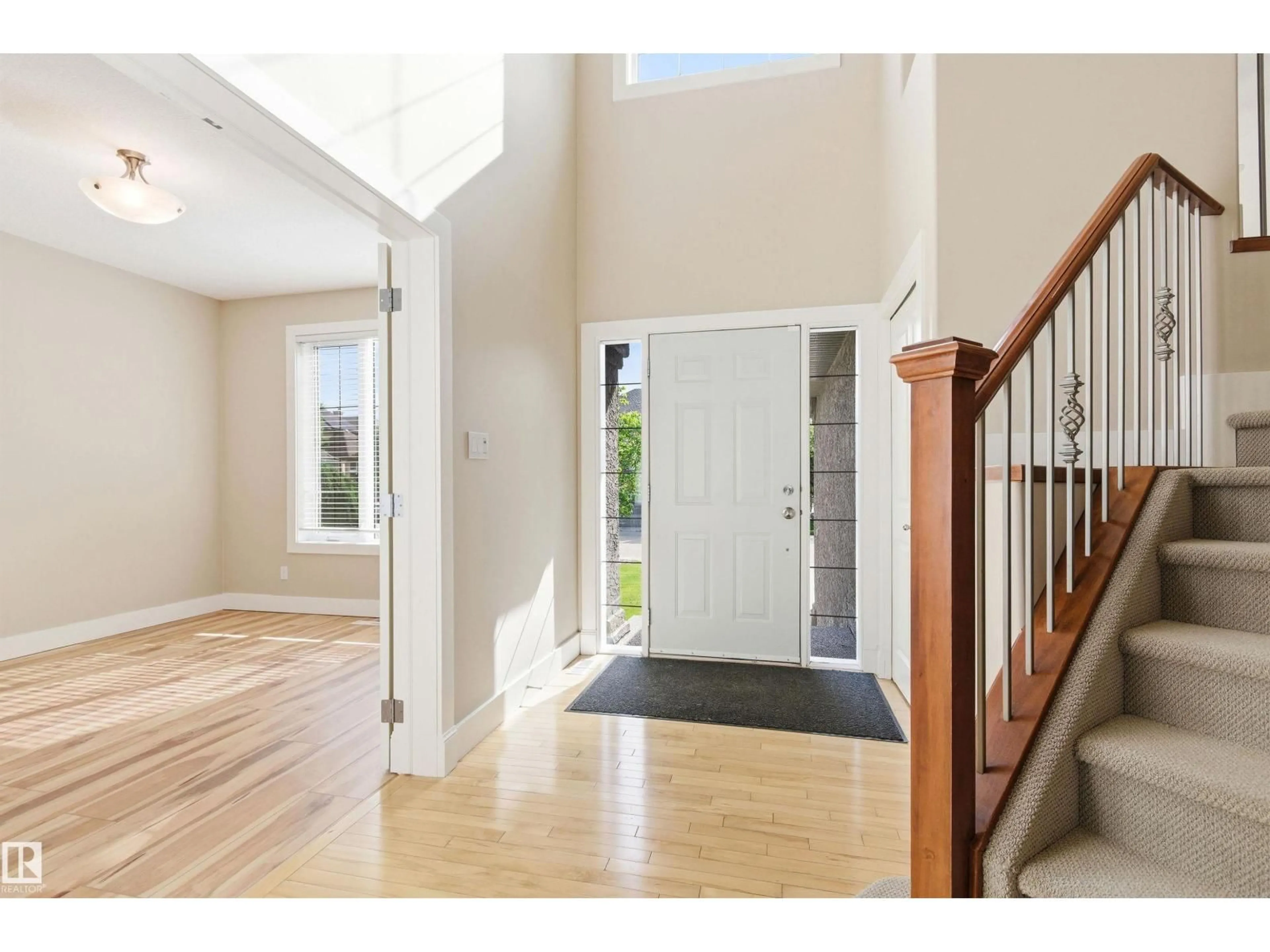 Indoor entryway for 1512 THOROGOOD CL, Edmonton Alberta T6R3K7