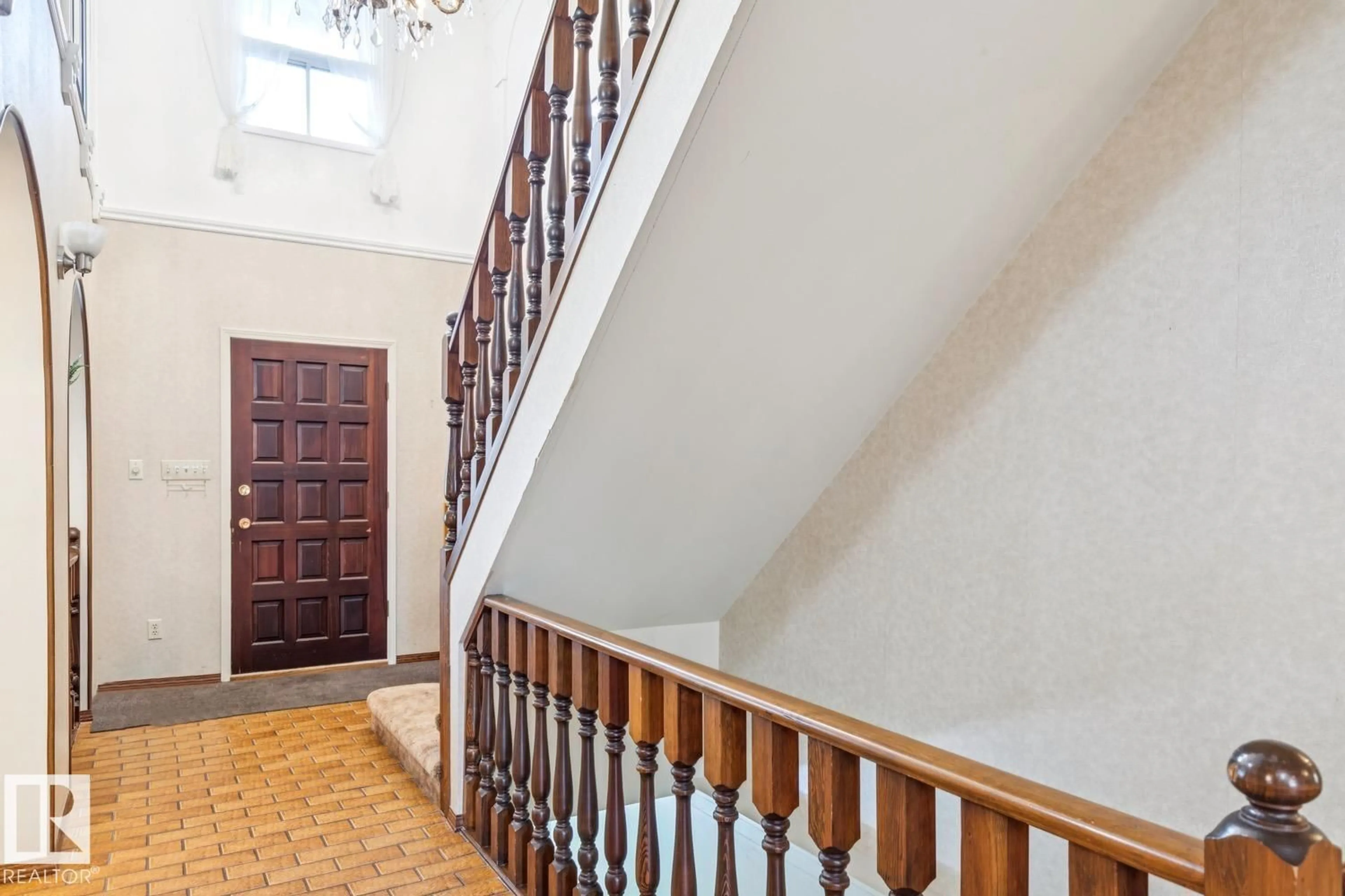 Indoor foyer for NW - 11216 21 AV, Edmonton Alberta T6J5H4