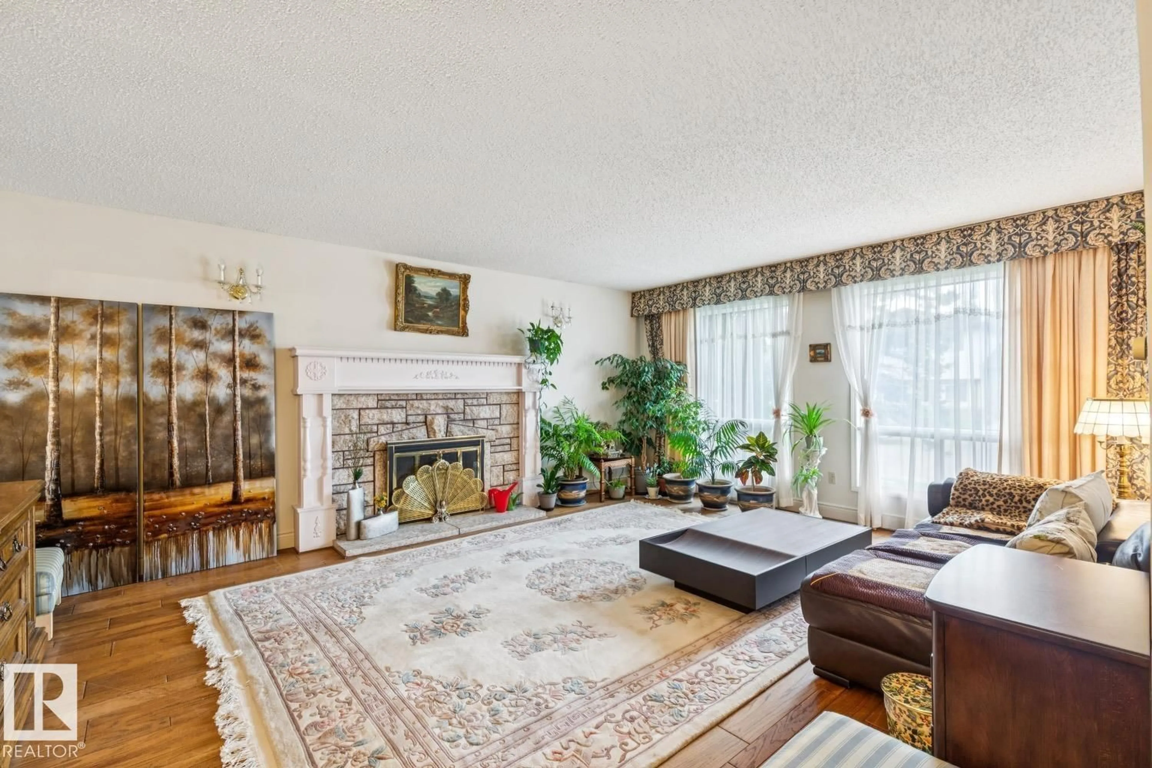 Living room with furniture, carpet floor for NW - 11216 21 AV, Edmonton Alberta T6J5H4