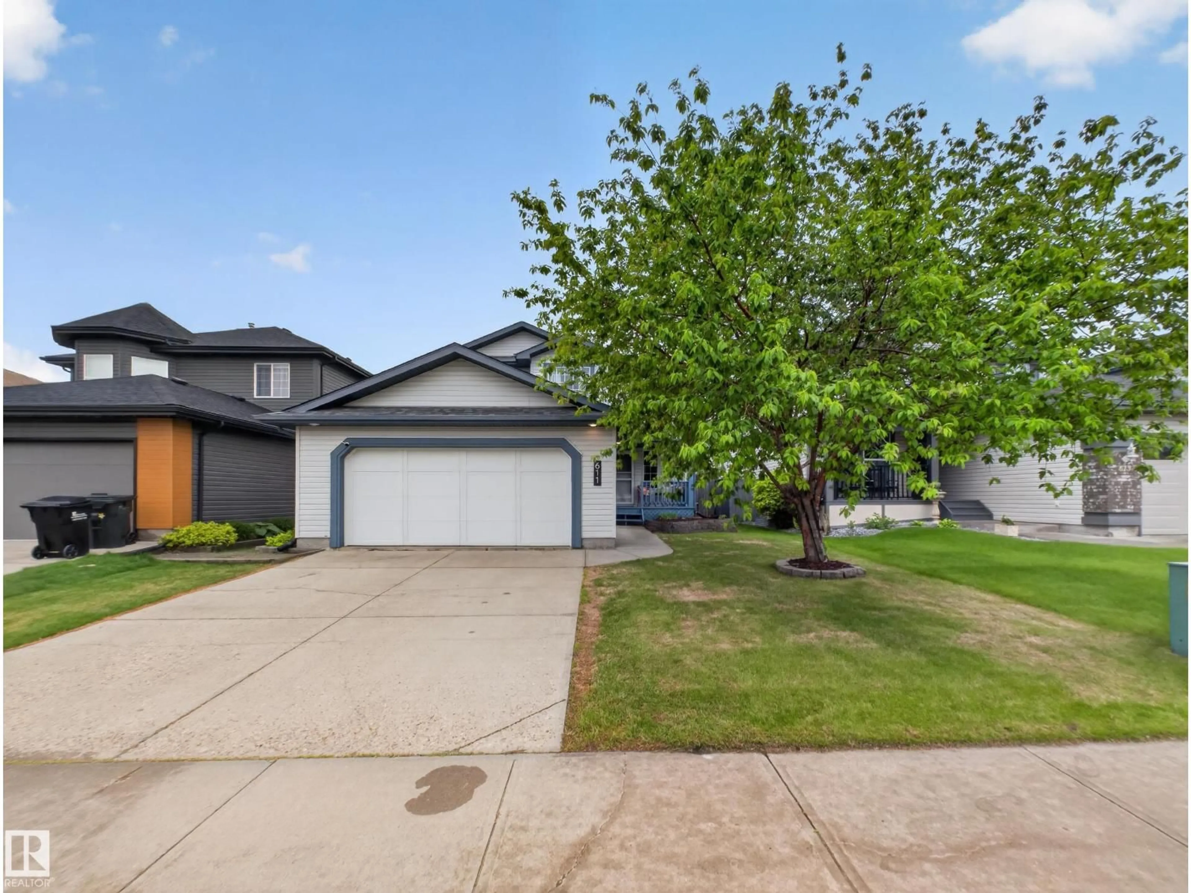 Home with vinyl exterior material, street for 611 MEADOWVIEW CR, Sherwood Park Alberta T8H1X9