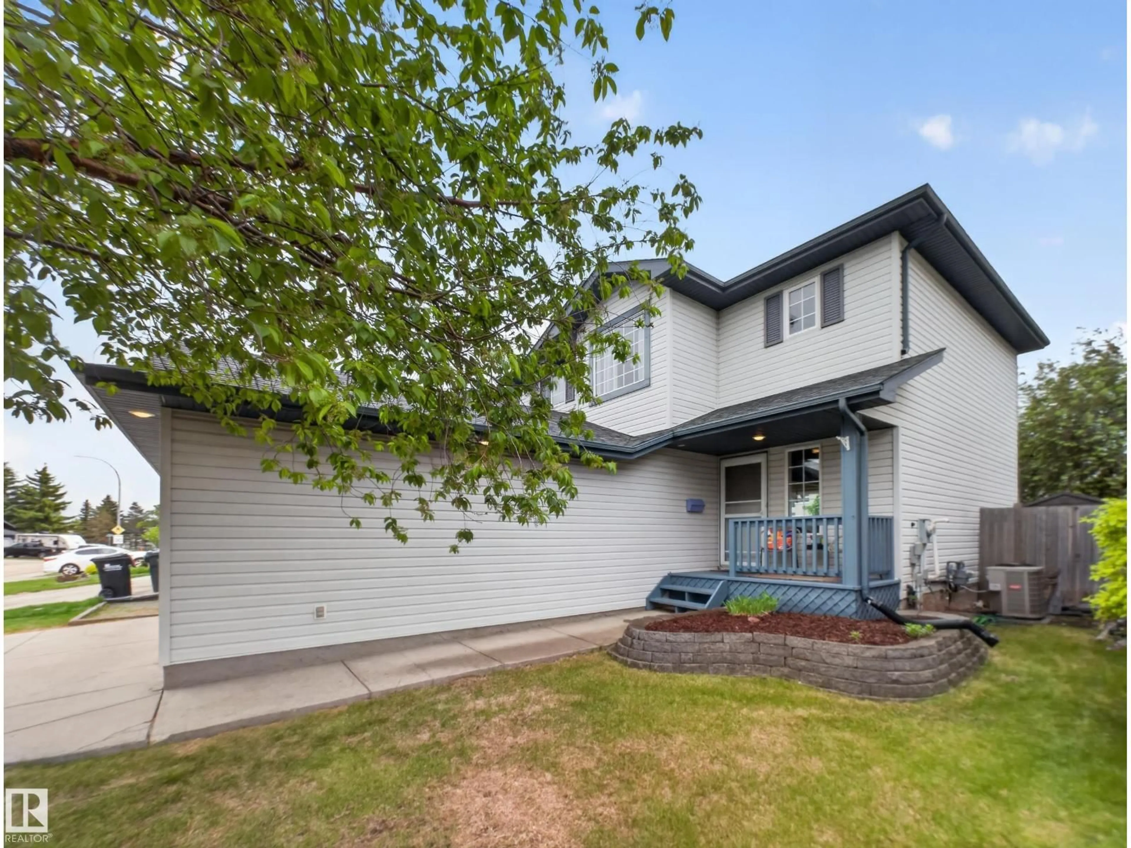 Home with vinyl exterior material, street for 611 MEADOWVIEW CR, Sherwood Park Alberta T8H1X9
