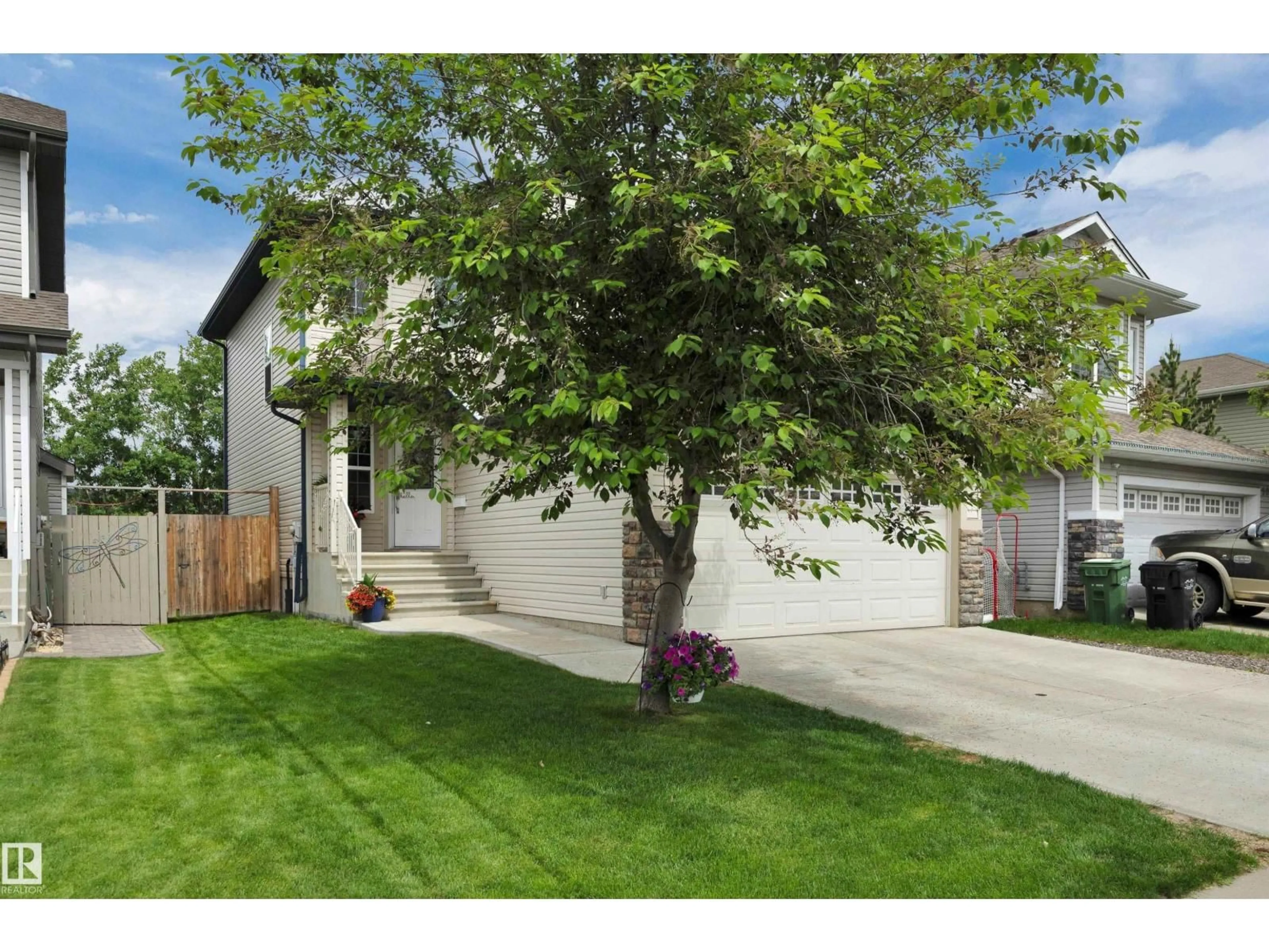 Home with vinyl exterior material, street for 52 SELKIRK PL, Leduc Alberta T9E0L4