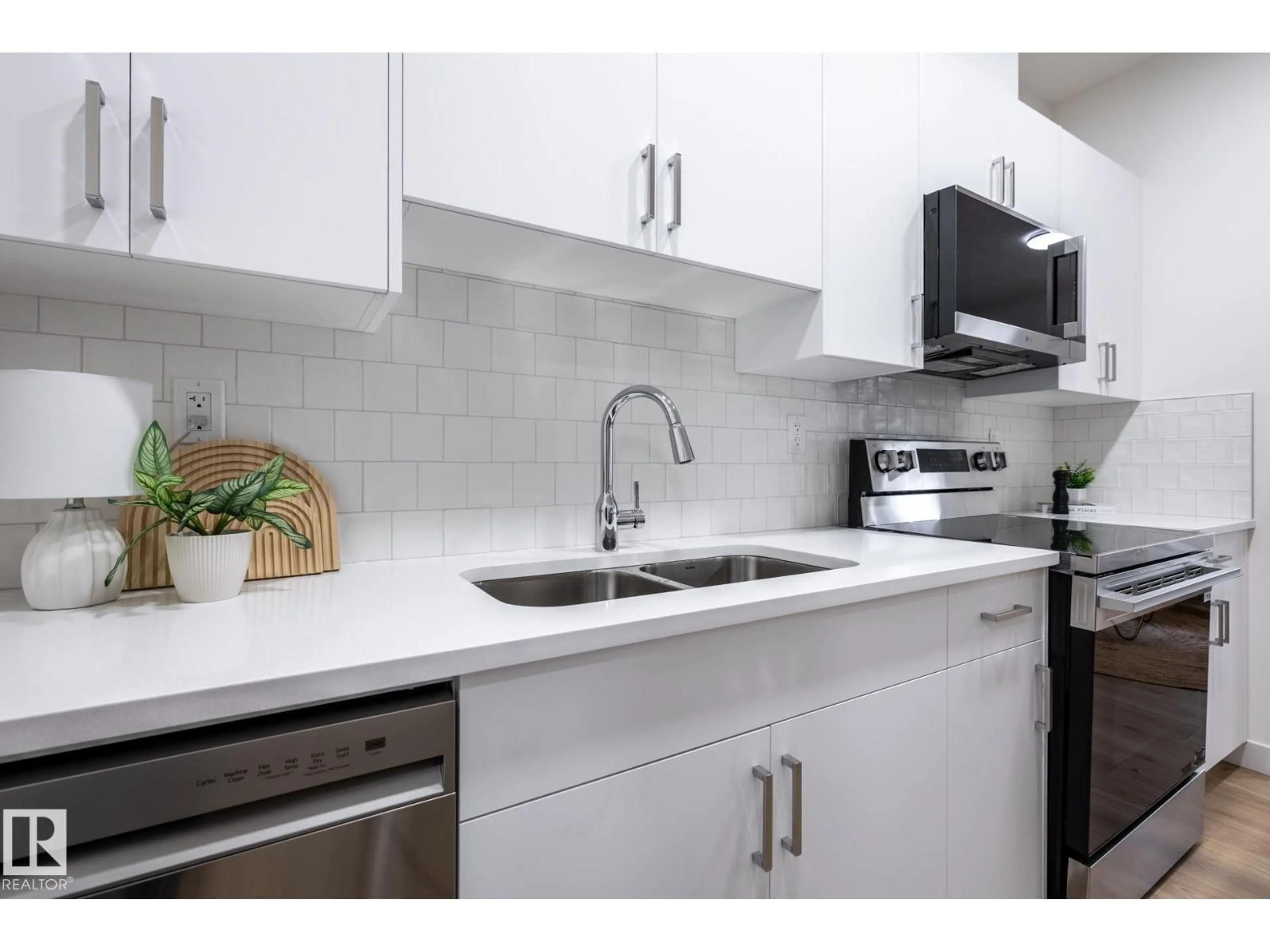 Standard kitchen, unknown for 7020 - 19 KESWICK CM, Edmonton Alberta T6W5P8
