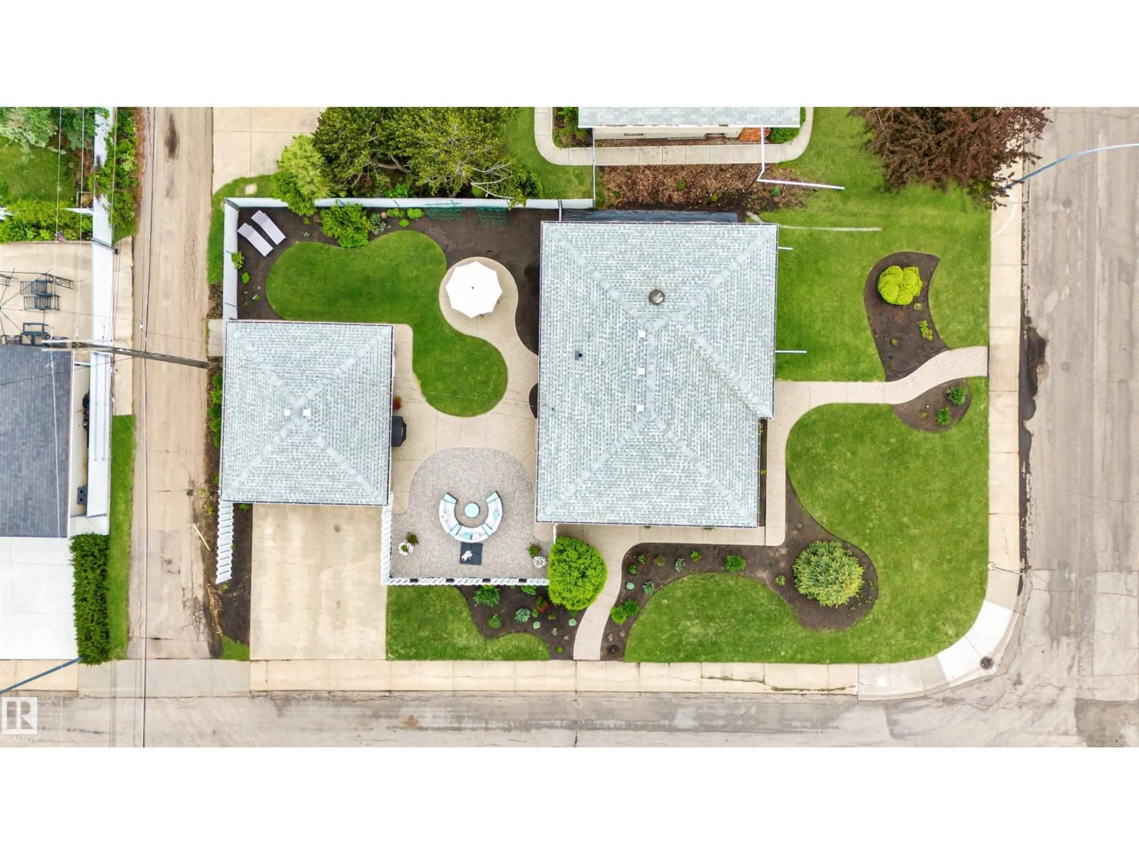 A pic from outside/outdoor area/front of a property/back of a property/a pic from drone, street for NW - 6203 87 AV, Edmonton Alberta T6B0L1