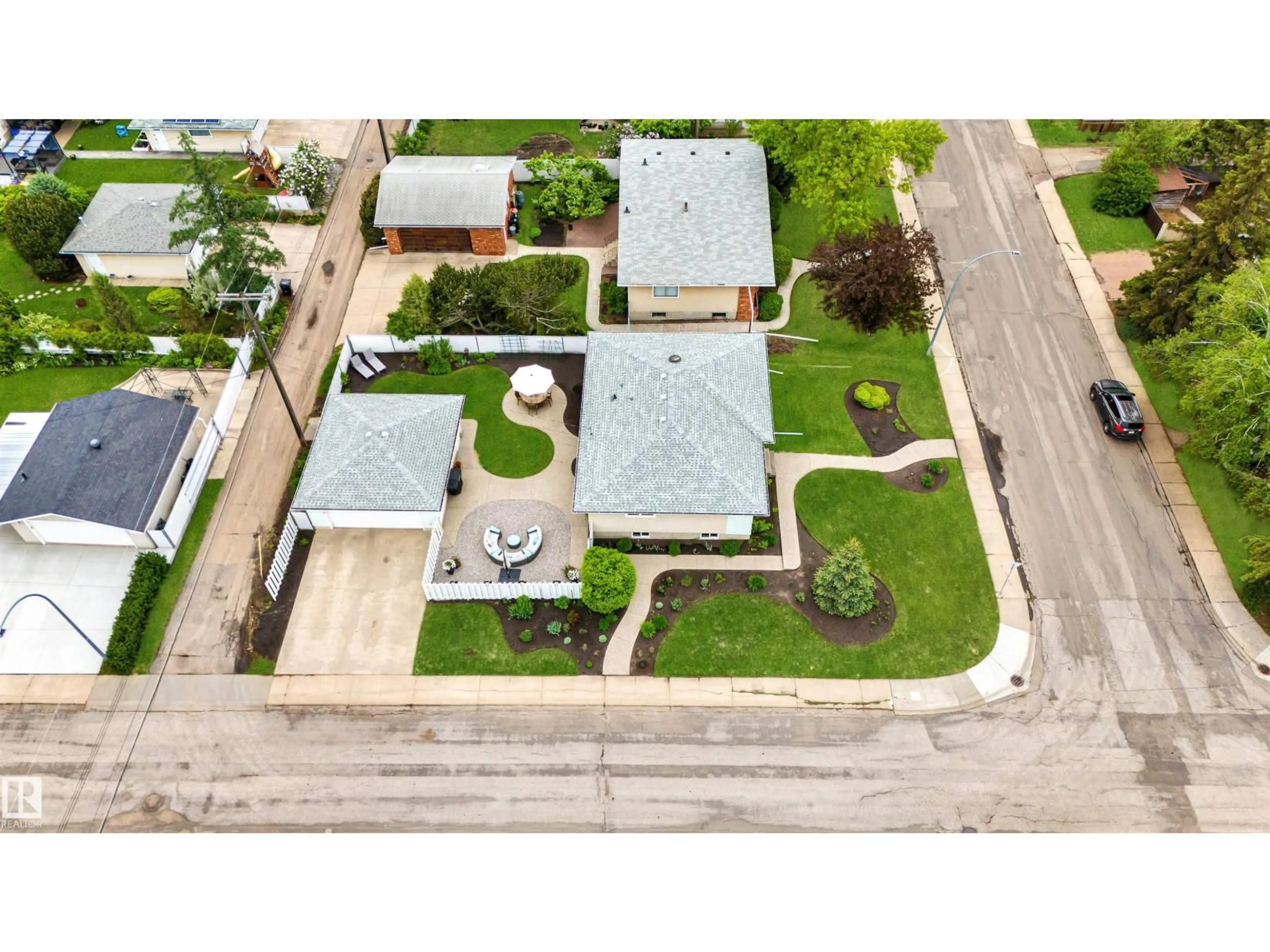 A pic from outside/outdoor area/front of a property/back of a property/a pic from drone, street for NW - 6203 87 AV, Edmonton Alberta T6B0L1