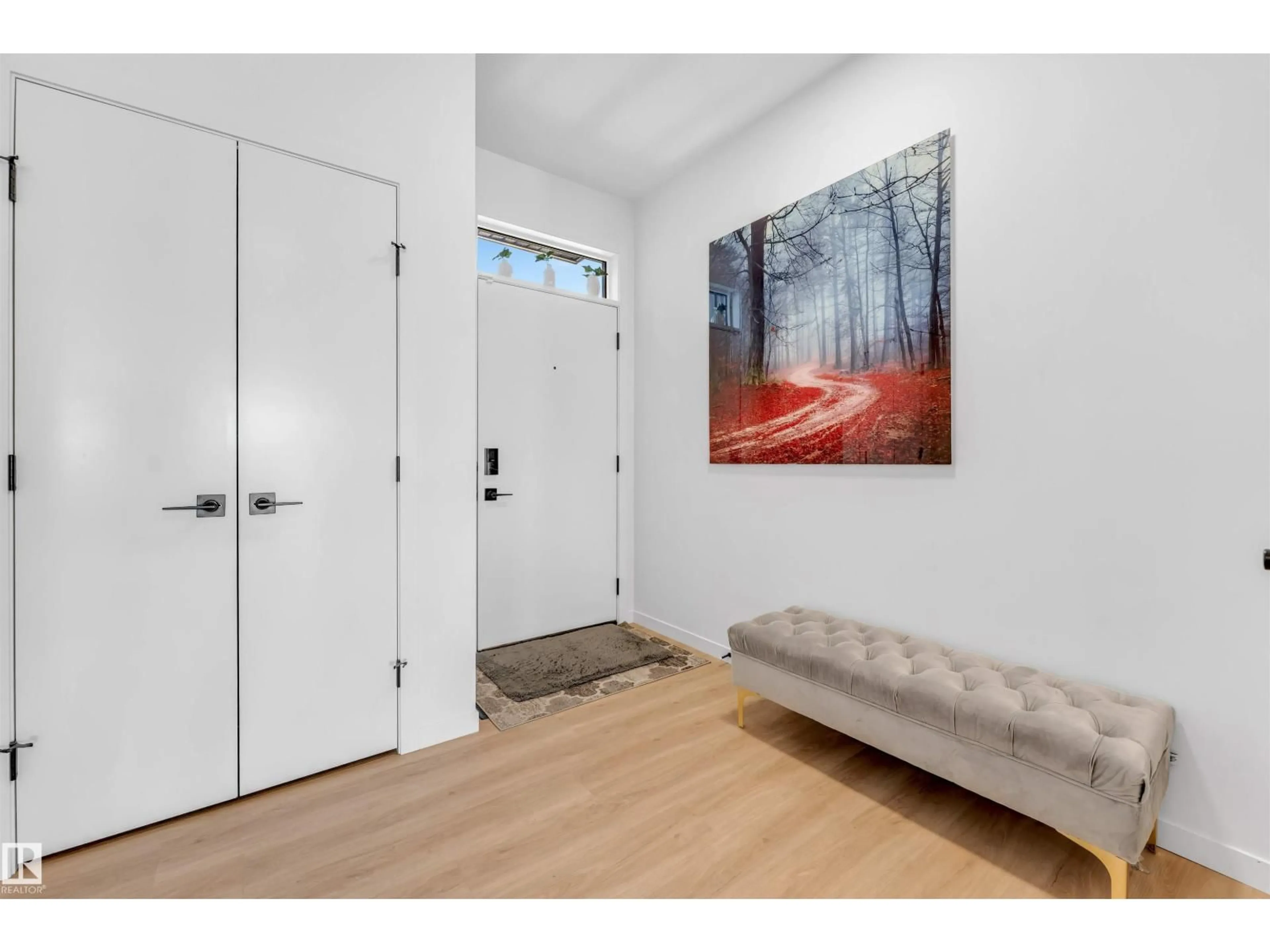 Indoor entryway for 460 33 ST, Edmonton Alberta T6X1A7