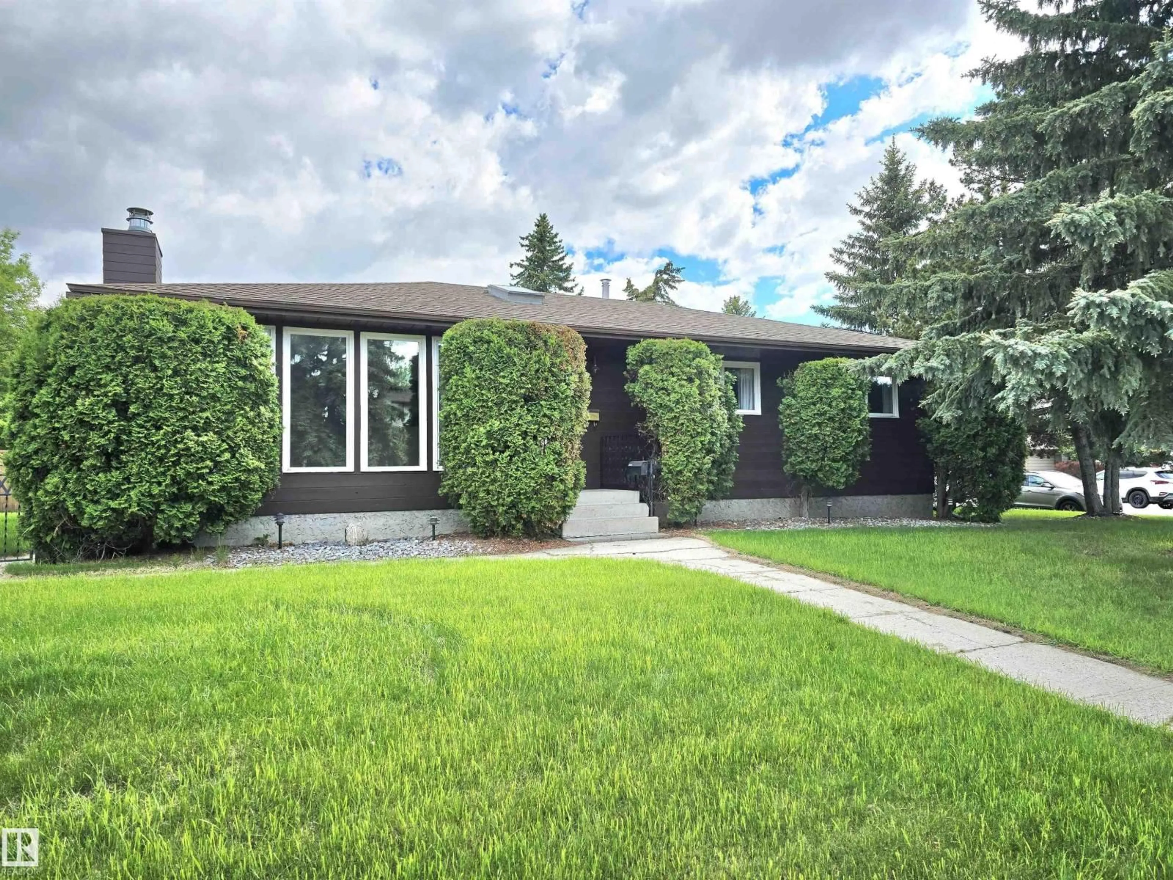 Home with vinyl exterior material, street for 66 MILLER AV, Spruce Grove Alberta T7X2Y3