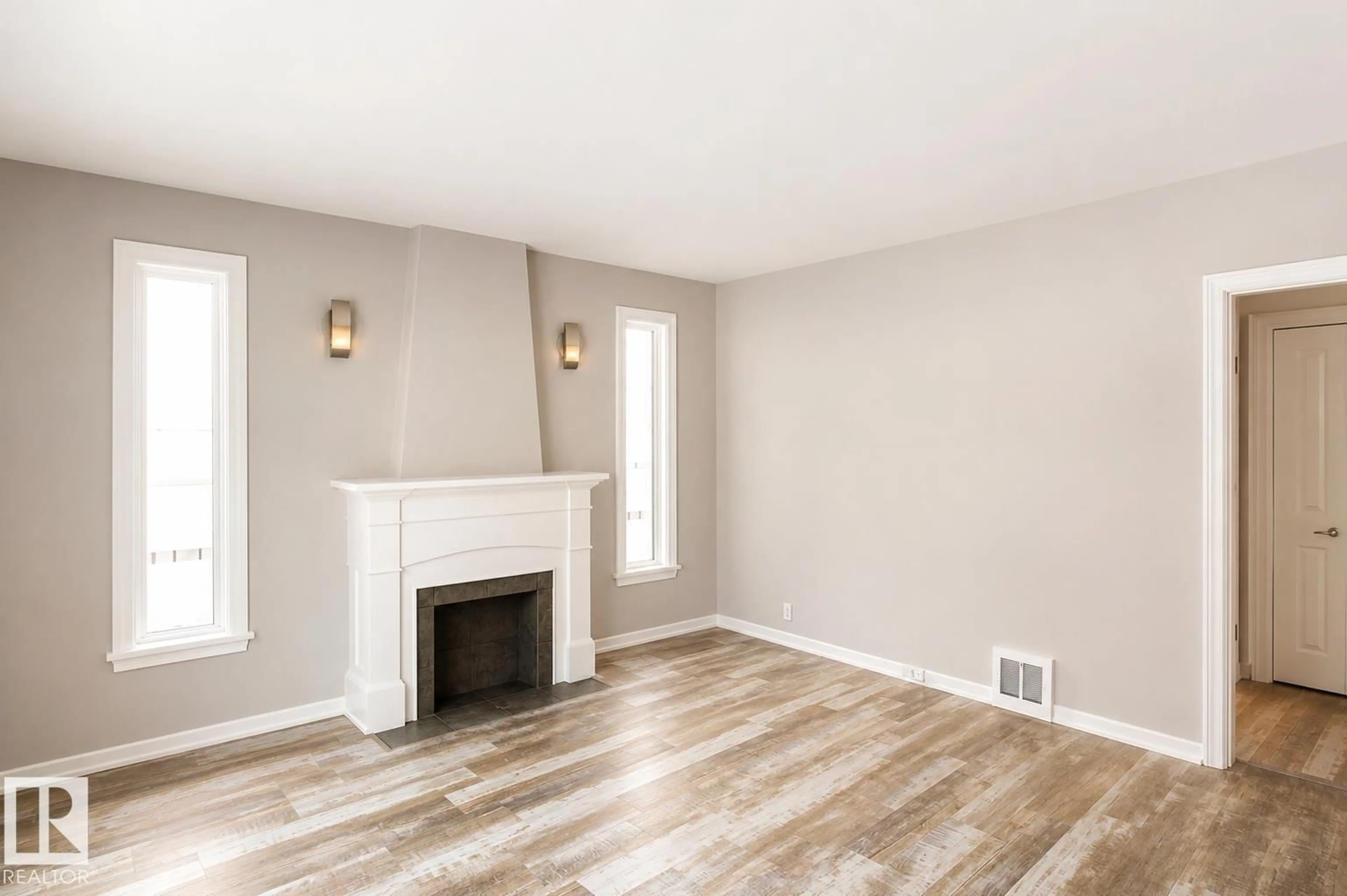 A pic of a room for 10815 112 ST, Edmonton Alberta T5H3H4