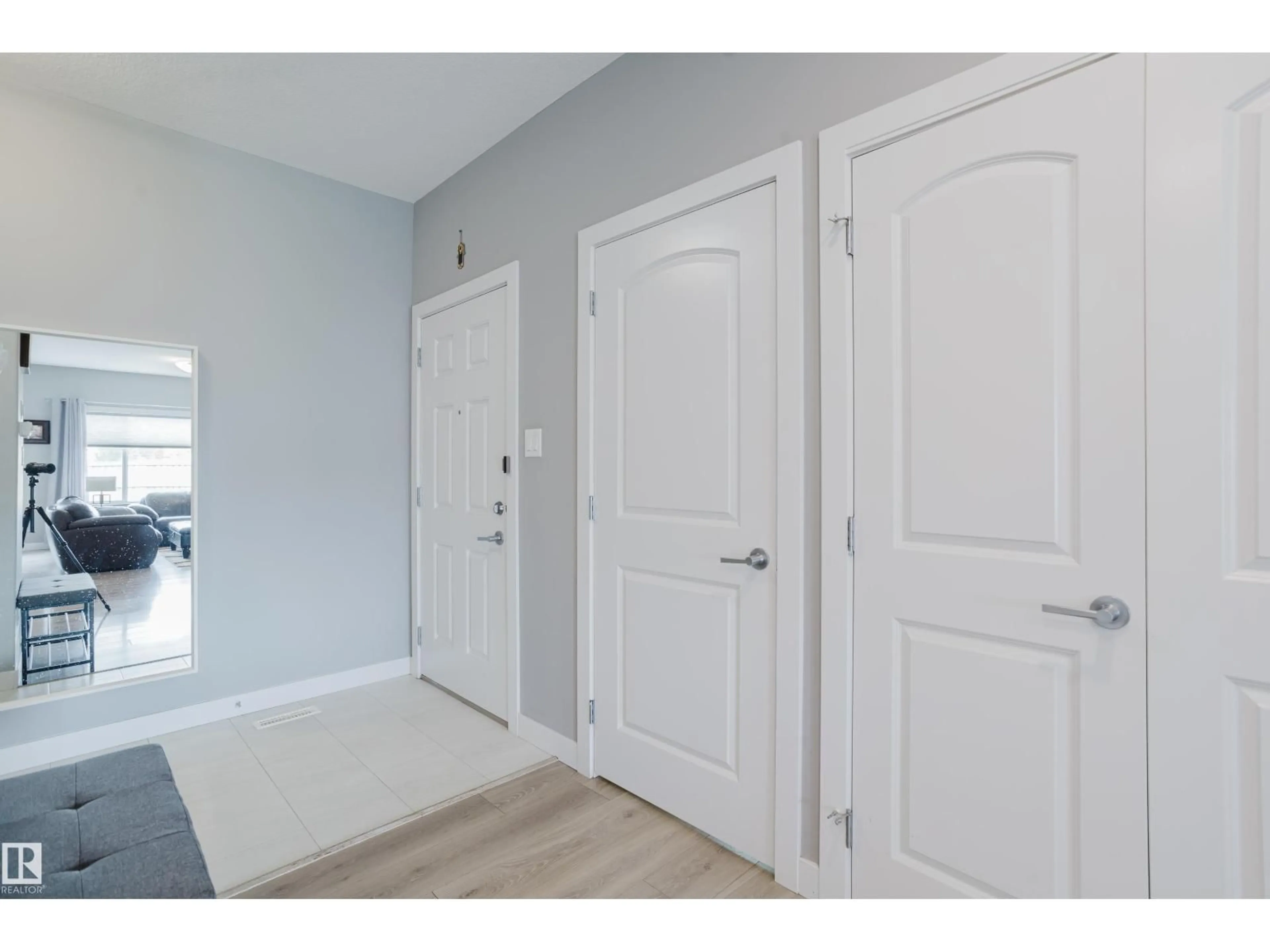 Indoor entryway for NW - 22106 89 AV, Edmonton Alberta T5T7G9