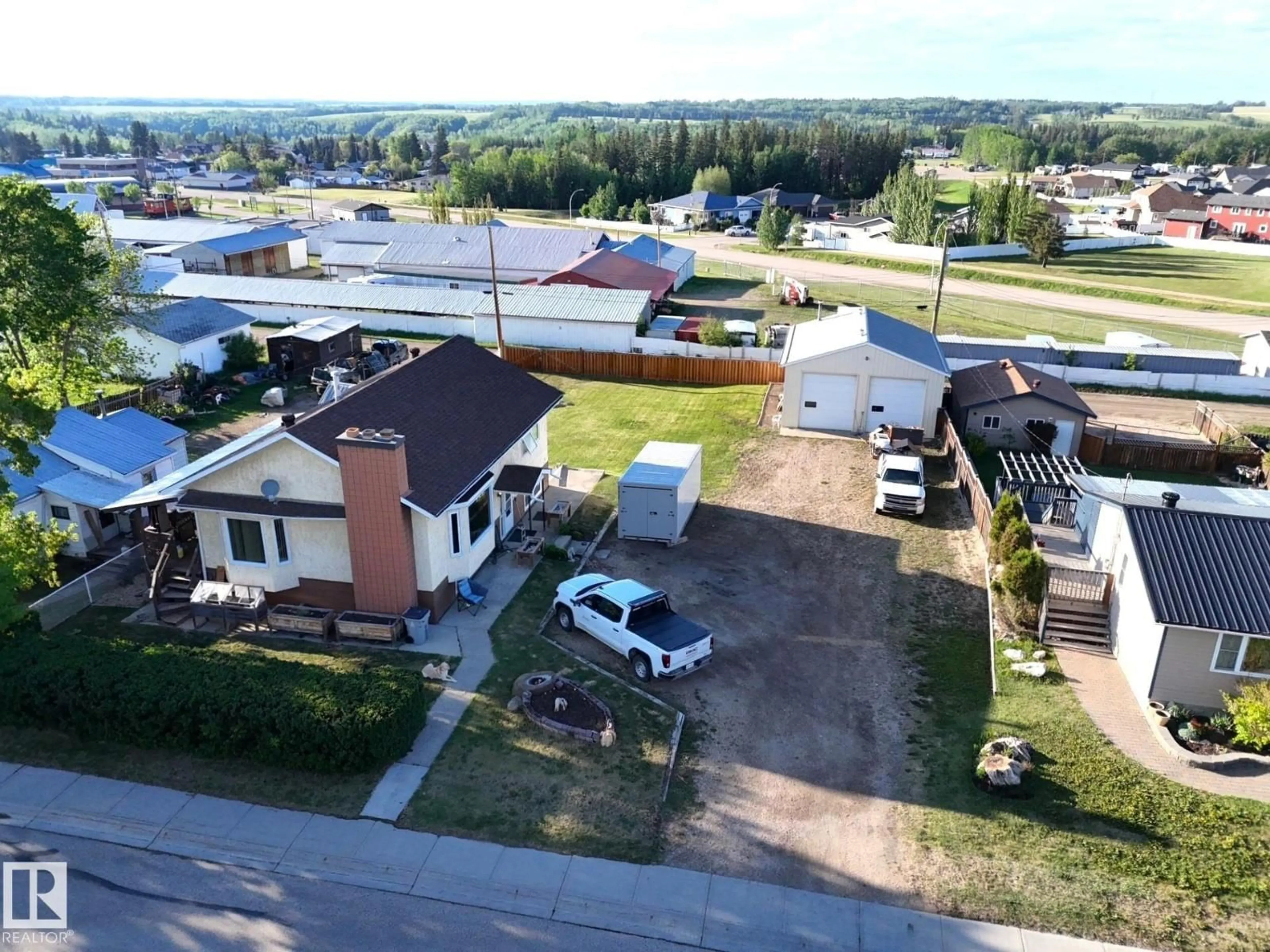A pic from outside/outdoor area/front of a property/back of a property/a pic from drone, unknown for 4722 48 AV, Evansburg Alberta T0E0T0