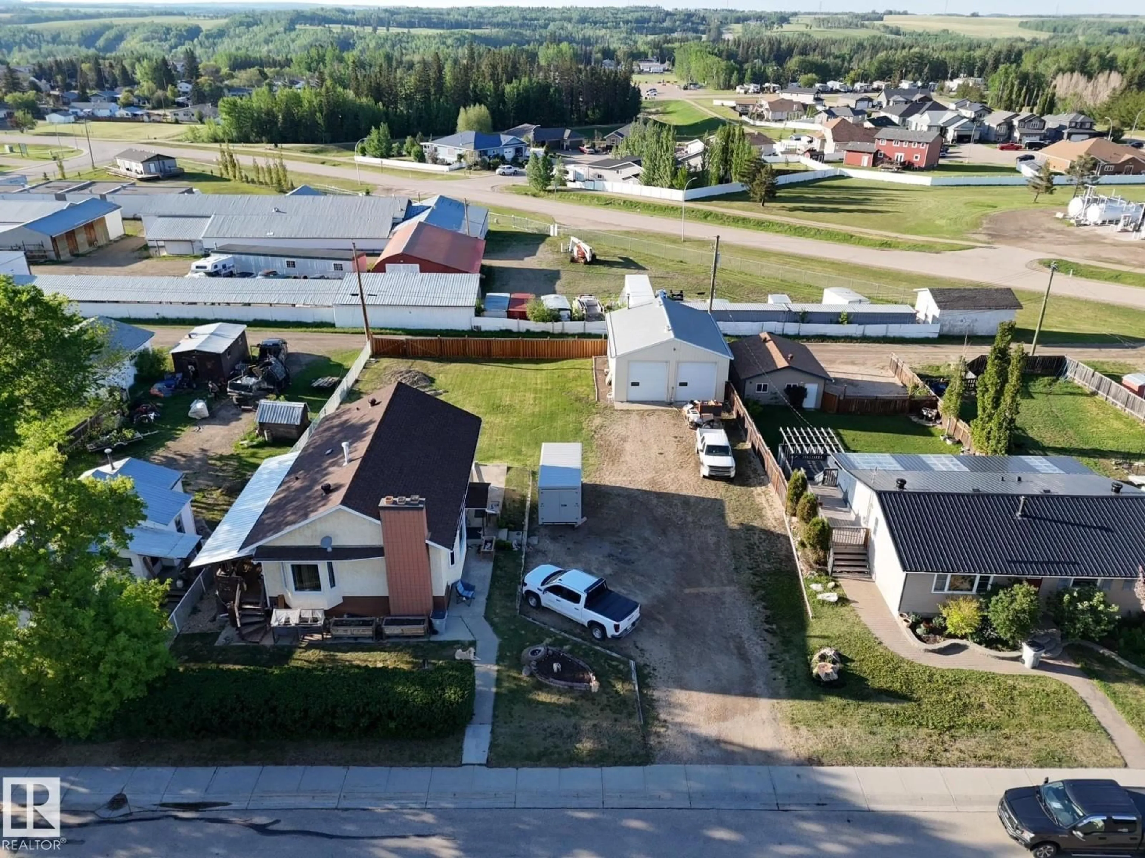 A pic from outside/outdoor area/front of a property/back of a property/a pic from drone, street for 4722 48 AV, Evansburg Alberta T0E0T0