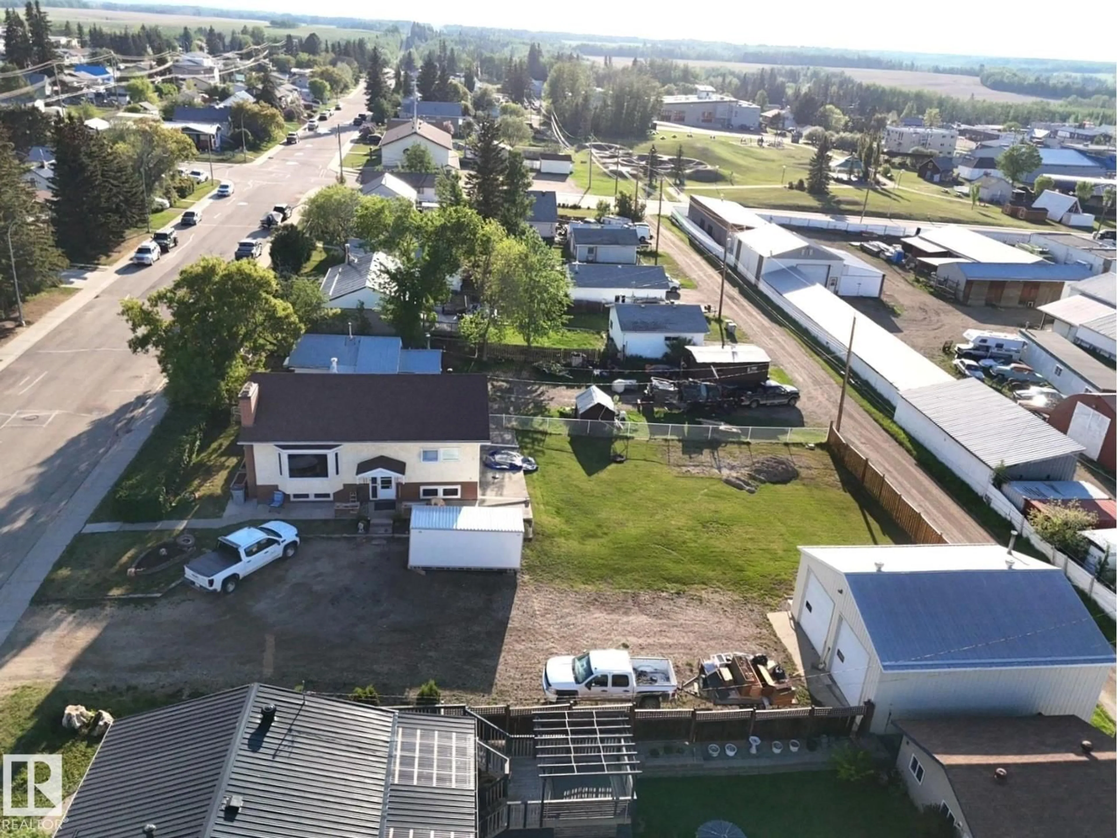 A pic from outside/outdoor area/front of a property/back of a property/a pic from drone, unknown for 4722 48 AV, Evansburg Alberta T0E0T0