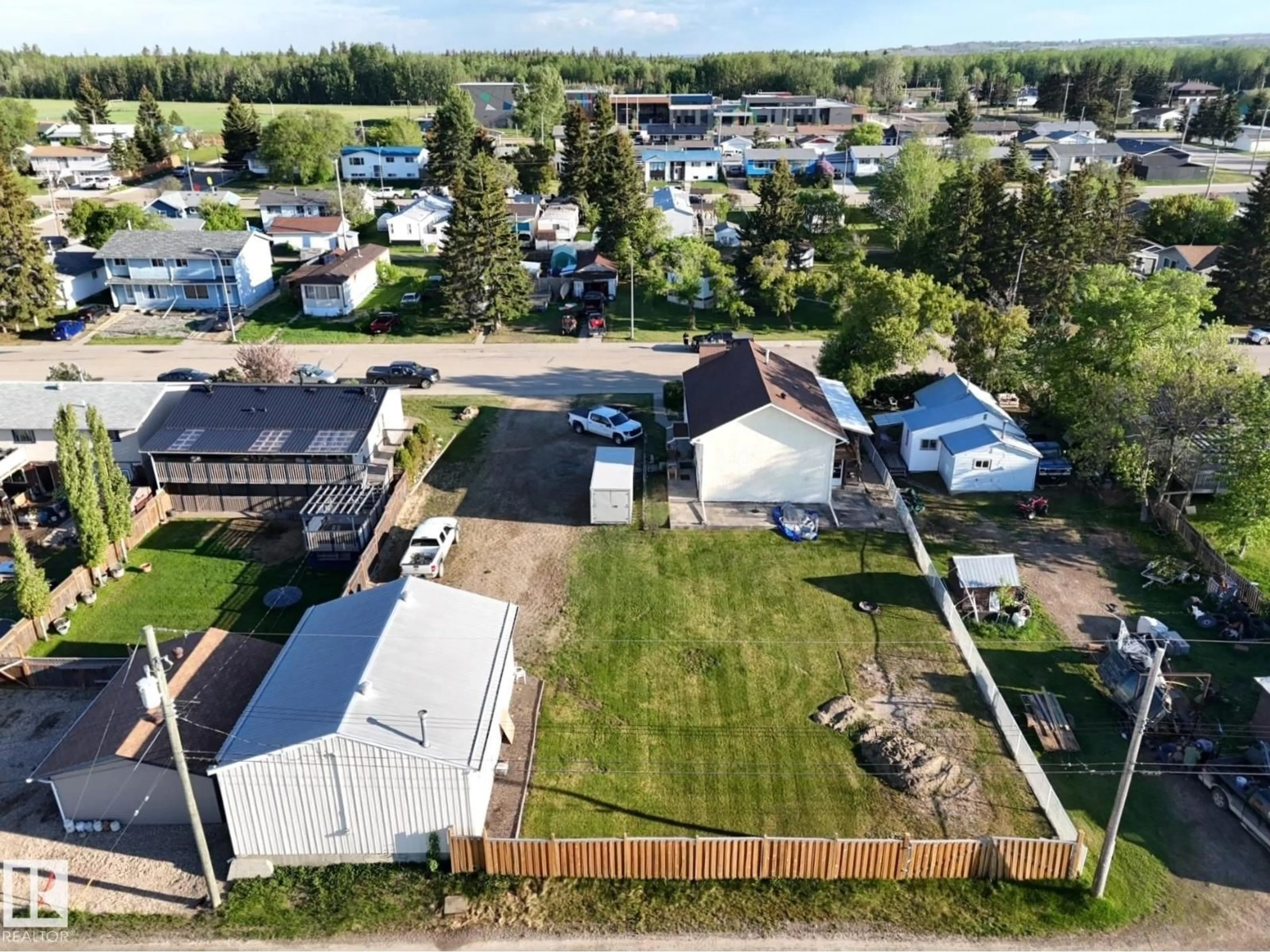 A pic from outside/outdoor area/front of a property/back of a property/a pic from drone, street for 4722 48 AV, Evansburg Alberta T0E0T0