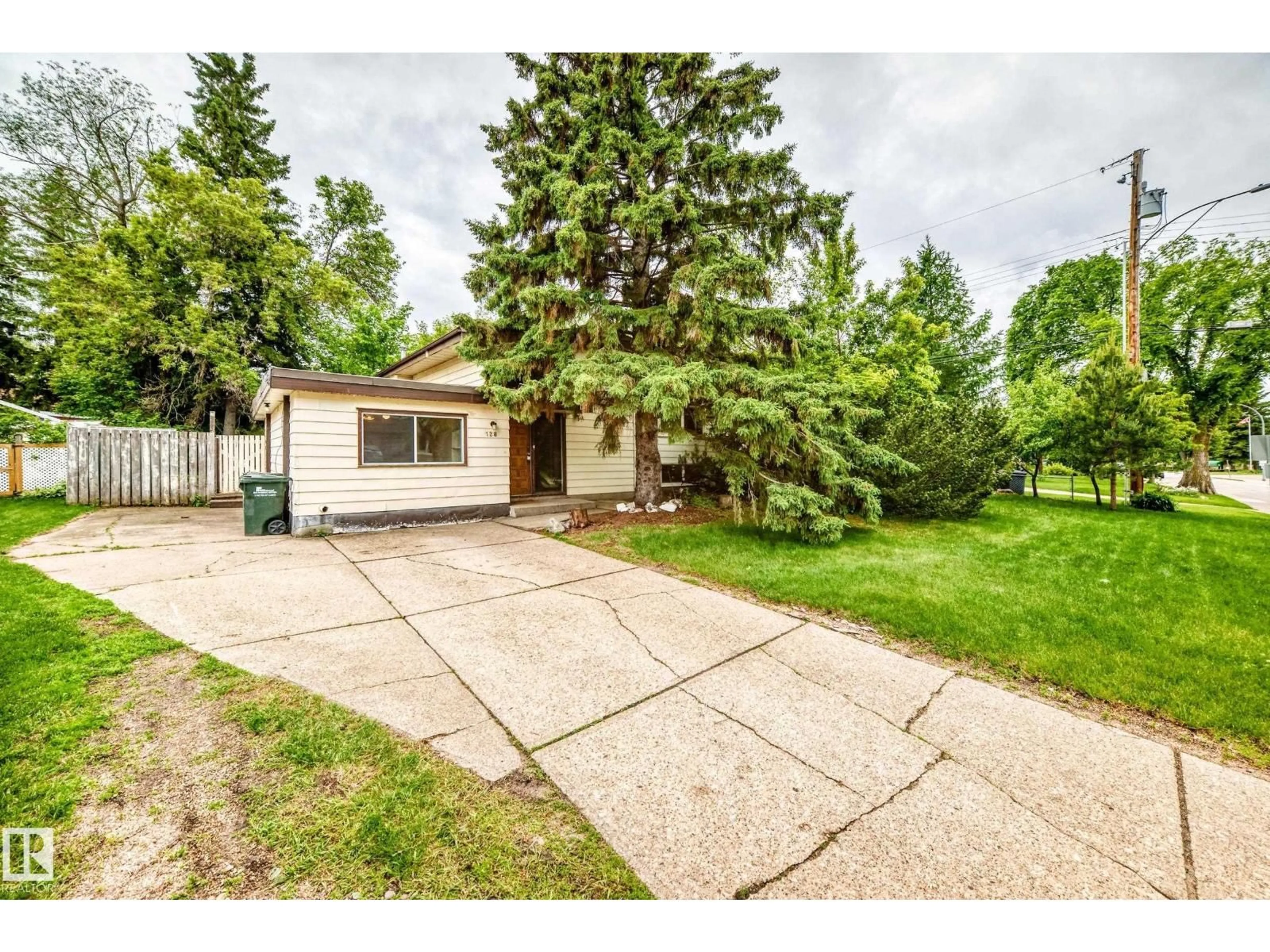 A pic from outside/outdoor area/front of a property/back of a property/a pic from drone, street for 128 PINE ST, Sherwood Park Alberta T8A1G8