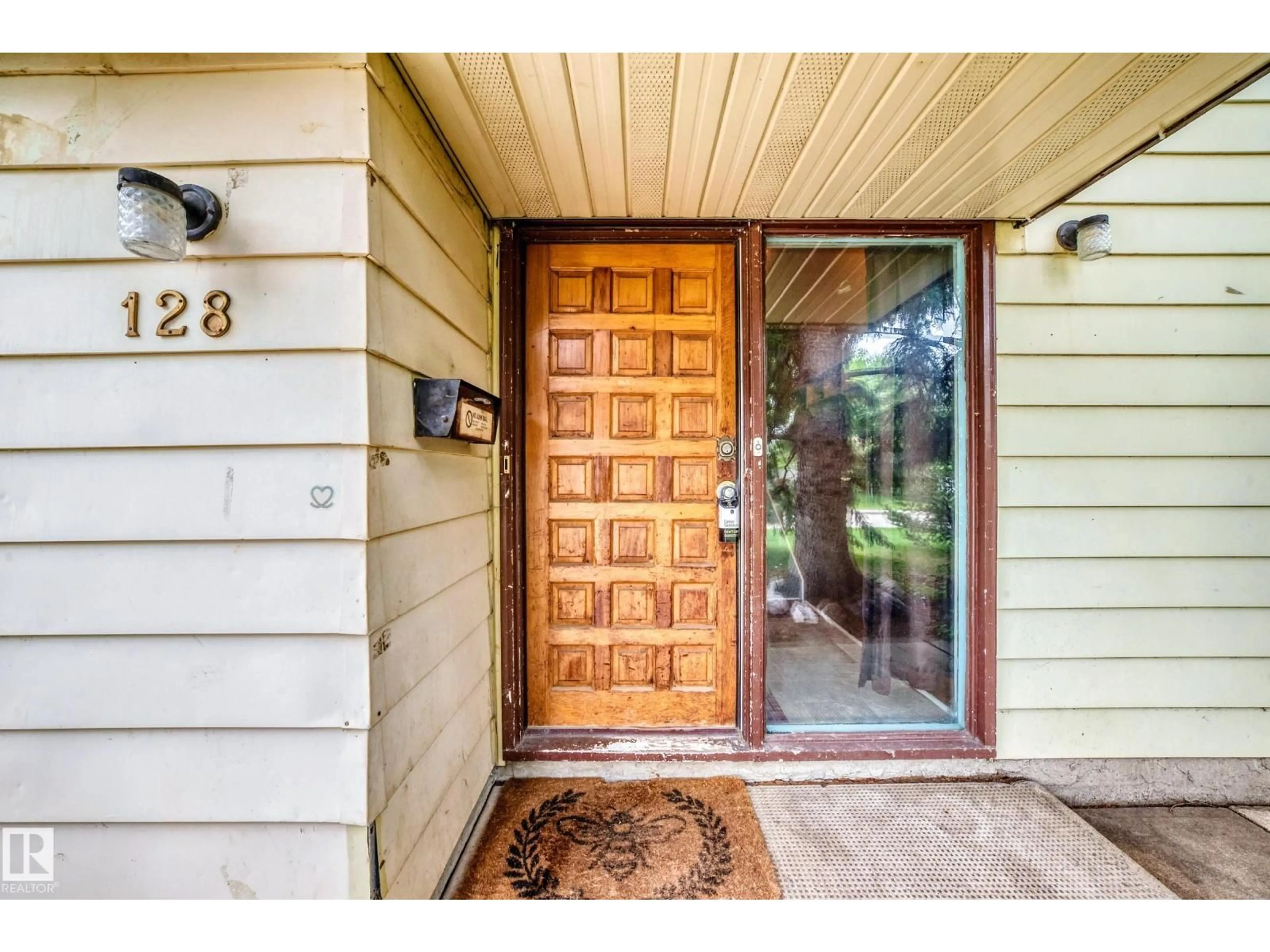 Indoor entryway for 128 PINE ST, Sherwood Park Alberta T8A1G8