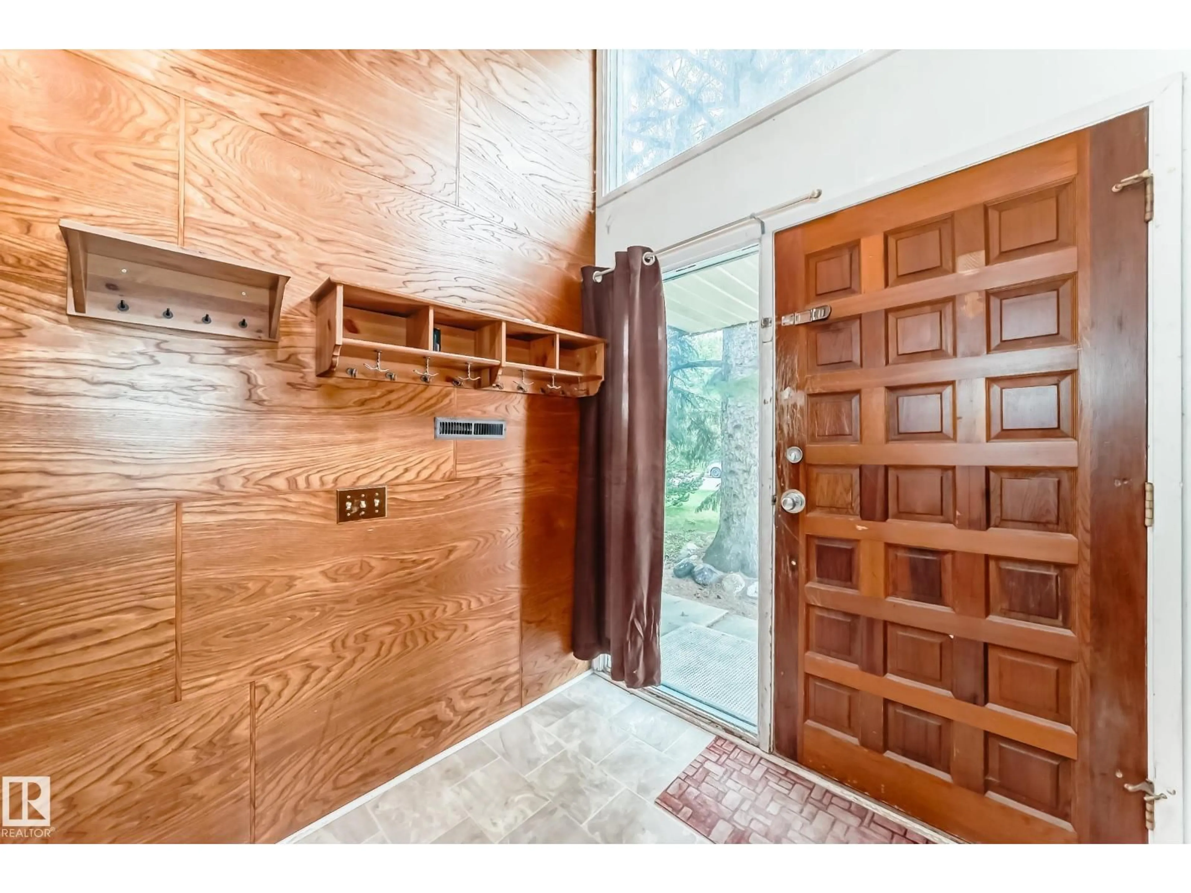 Indoor entryway for 128 PINE ST, Sherwood Park Alberta T8A1G8