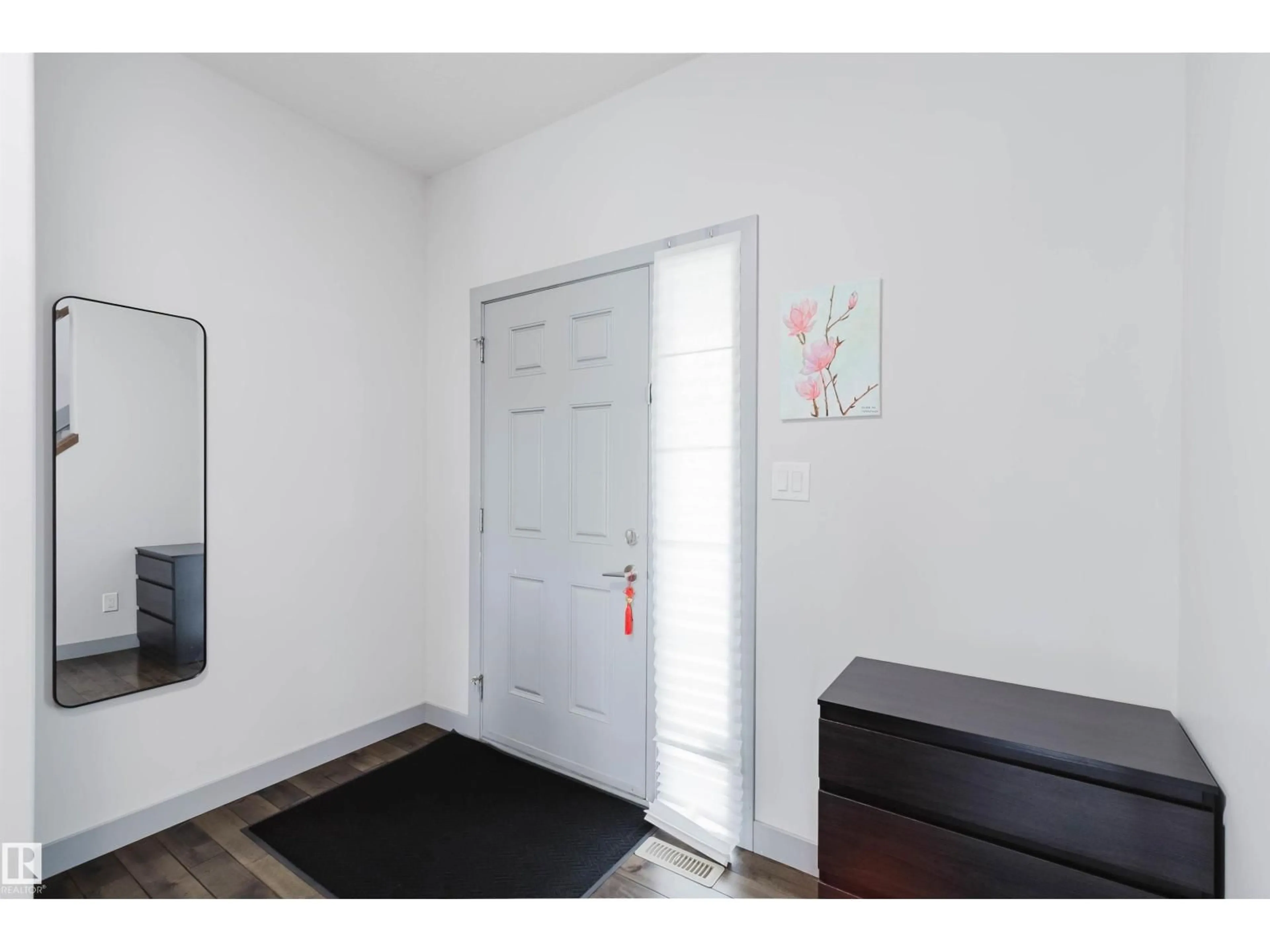 Indoor entryway for 21223 58 AV, Edmonton Alberta T6M0H3