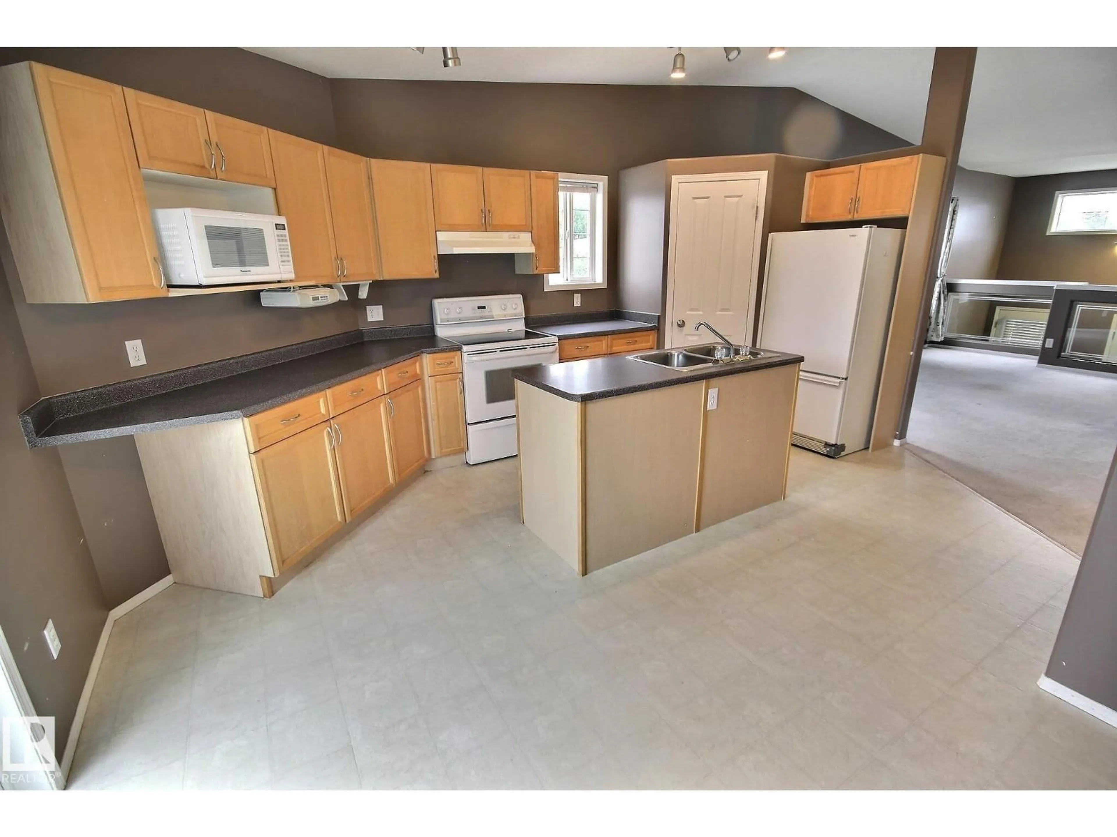 Standard kitchen, ceramic/tile floor for 21 DONNELY PL, Sherwood Park Alberta T8H2B3