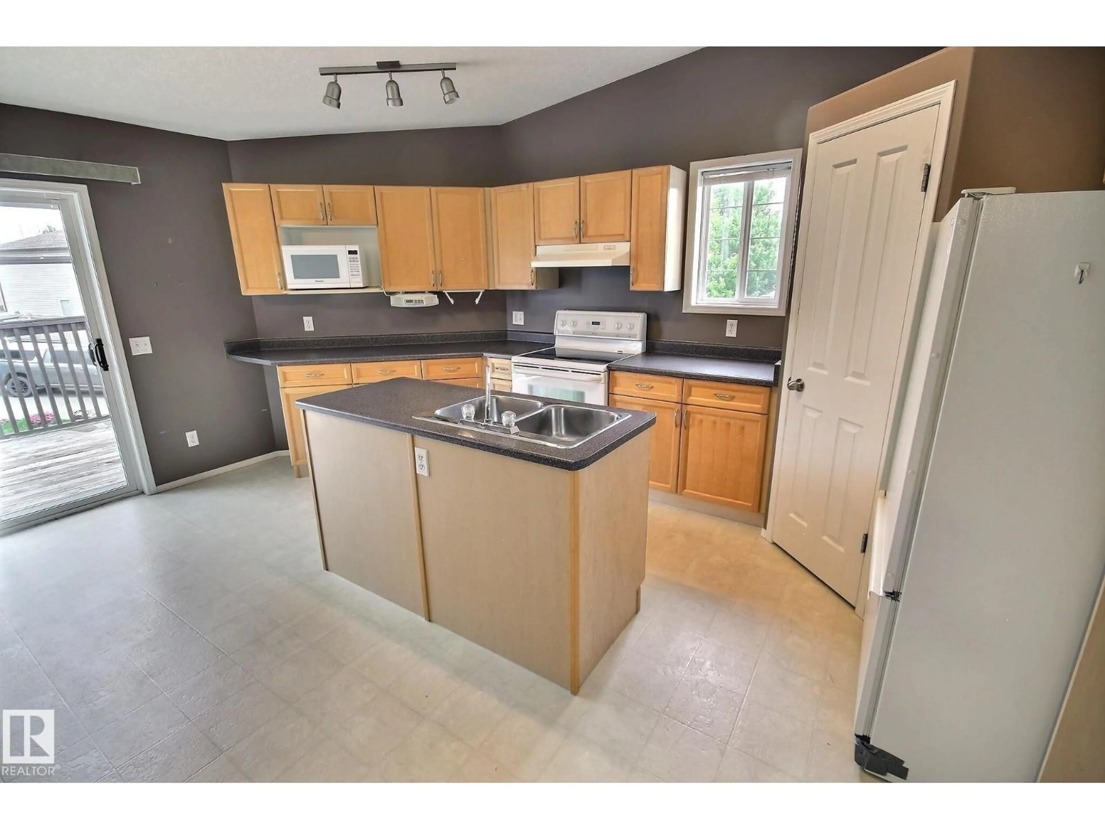 Standard kitchen, unknown for 21 DONNELY PL, Sherwood Park Alberta T8H2B3